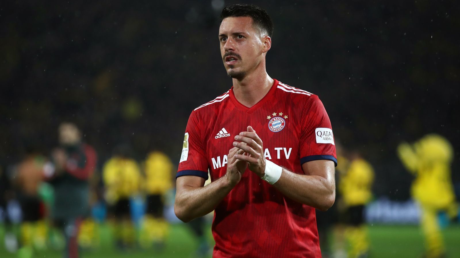 
                <strong>Die besten Sprüche von Sandro Wagner</strong><br>
                "Wenn sich Leute im Wald die Köpfe einschlagen wollen, dann sollen sie das tun. Jeder hat sein Hobby. Die mit den kleinen Eiern treffen sich vorm Stadion, die mit den großen Eiern treffen sich im Wald." (Sandro Wagner über das Verhalten von Hooligans)
              