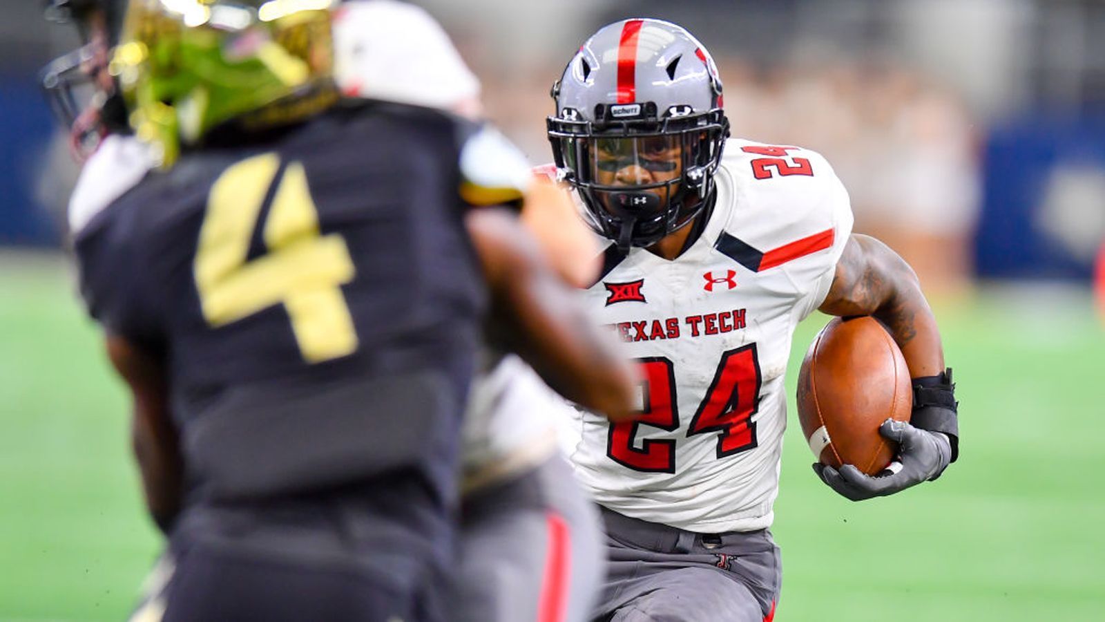 
                <strong>Tre King (Running Back, Cologne Centurions)</strong><br>
                Nachdem die Kölner mit Madre London den MVP der vergangenen Saison an die Pittsburgh Maulers in der USFL verloren haben, soll Tre King die Lücke schließen. Dieser hat für die Texas Tech Raiders an einem Division-I-College gespielt. 600 Yards und fünf Touchdowns waren seine stolze Ausbeute in der Junior Season. Eine schwere Knieverletzung und die Corona-Pandemie stoppten seine aufstrebende Karriere. Centurions-Head-Coach Frank Roser sagt: "Er ist ein sehr explosiver und physischer Spieler, der auf dem Top-College-Football-Level in den USA gezeigt hat, was in ihm steckt."
              