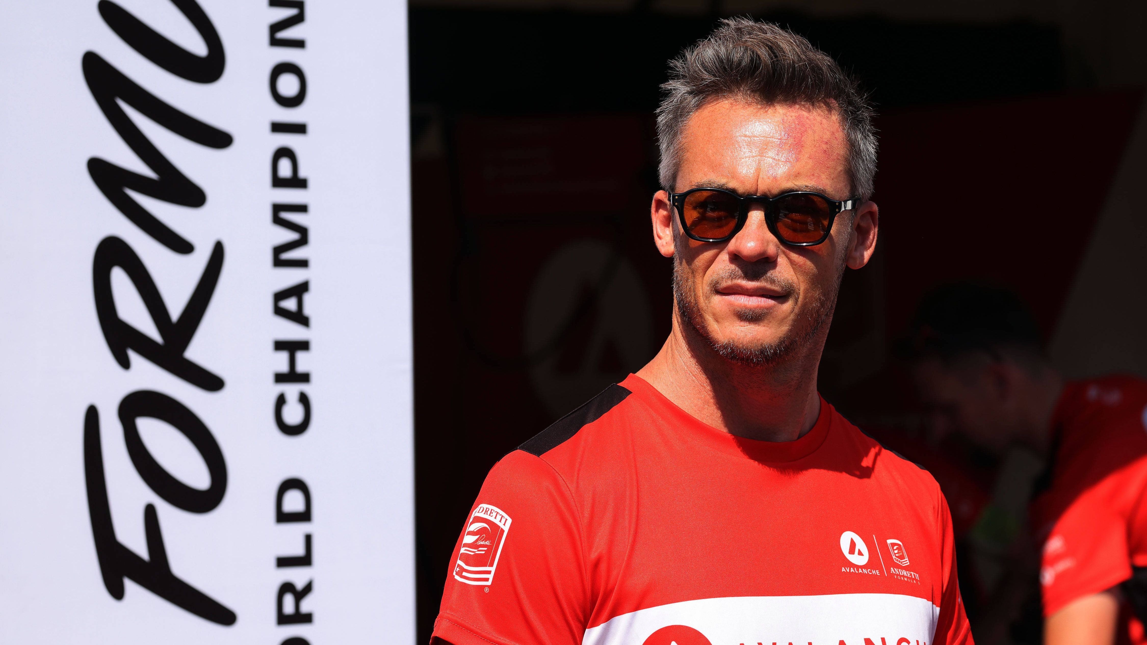 
                <strong>Andre Lotterer (Avalanche Andretti)</strong><br>
                "Ich bin schon enttäuscht, denn von der Pace her war es eigentlich ganz gut", fasste der Routinier sein verkorkstes Wochenende gegenüber "e-formel.de" zusammen. Gerade beim Blick auf seinen Teamkollegen Jake Dennis dürfte es Lotterer bitter aufstoßen: Der Brite dominierte den kompletten Sonntag und geht als klarer Spitzenreiter der Fahrerwertung (hier geht's zur kompletten Übersicht) in die letzten beiden E-Prix der Saison. Dennis' 195 Punkten stehen derzeit nur magere 23 Zähler (Gesamtrang 17) von Andre Lotterer gegenüber.
              