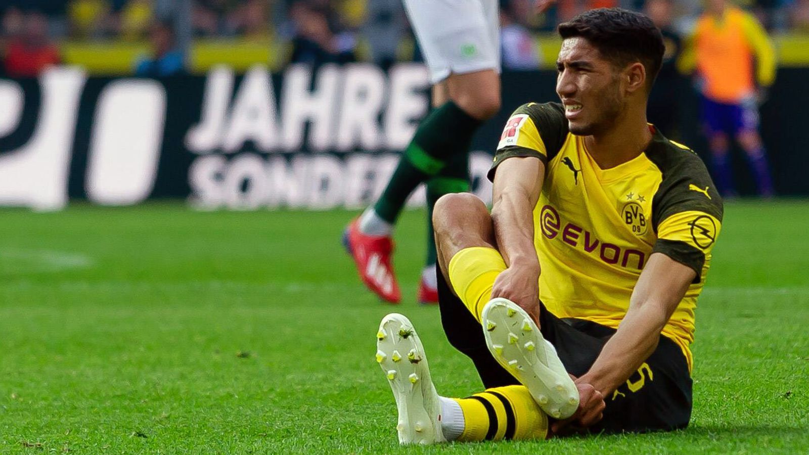 
                <strong>Achraf Hakimi (Borussia Dortmund)</strong><br>
                Für Dortmunds Shootingstar Achraf Hakimi endete seine Premieren-Saison in der Bundesliga bereits Anfang April. Der Leihspieler von Real Madrid zog sich beim 2:0-Heimsieg gegen Wolfsburg einen Mittelfußbruch zu und kann deshalb in der laufenden Spielzeit nicht mehr mitmischen, während seine Kollegen weiterhin um den Meistertitel kämpfen.
              