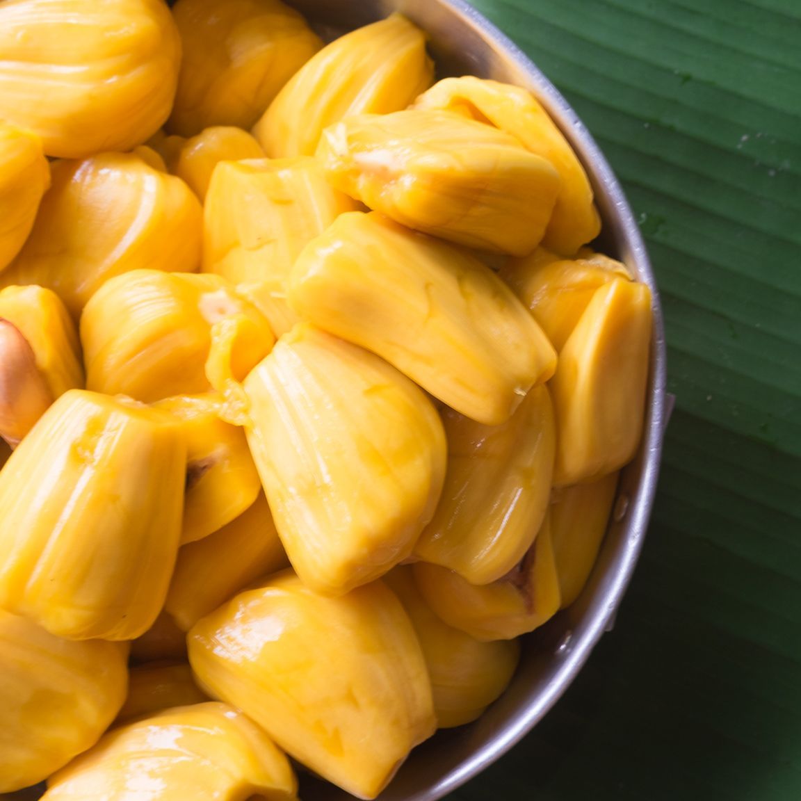 Jackfruit: Die Frucht stammt ursprünglich aus Indien. Im reifen Zustand ist sie eine süße Delikatesse, unreif eignet sie sich perfekt, um vegetarisches Pulled Pork zu zaubern. Sie schmeckt eher neutral, nimmt Aromen gut an und bekommt beim Kochen eine faserige Textur.