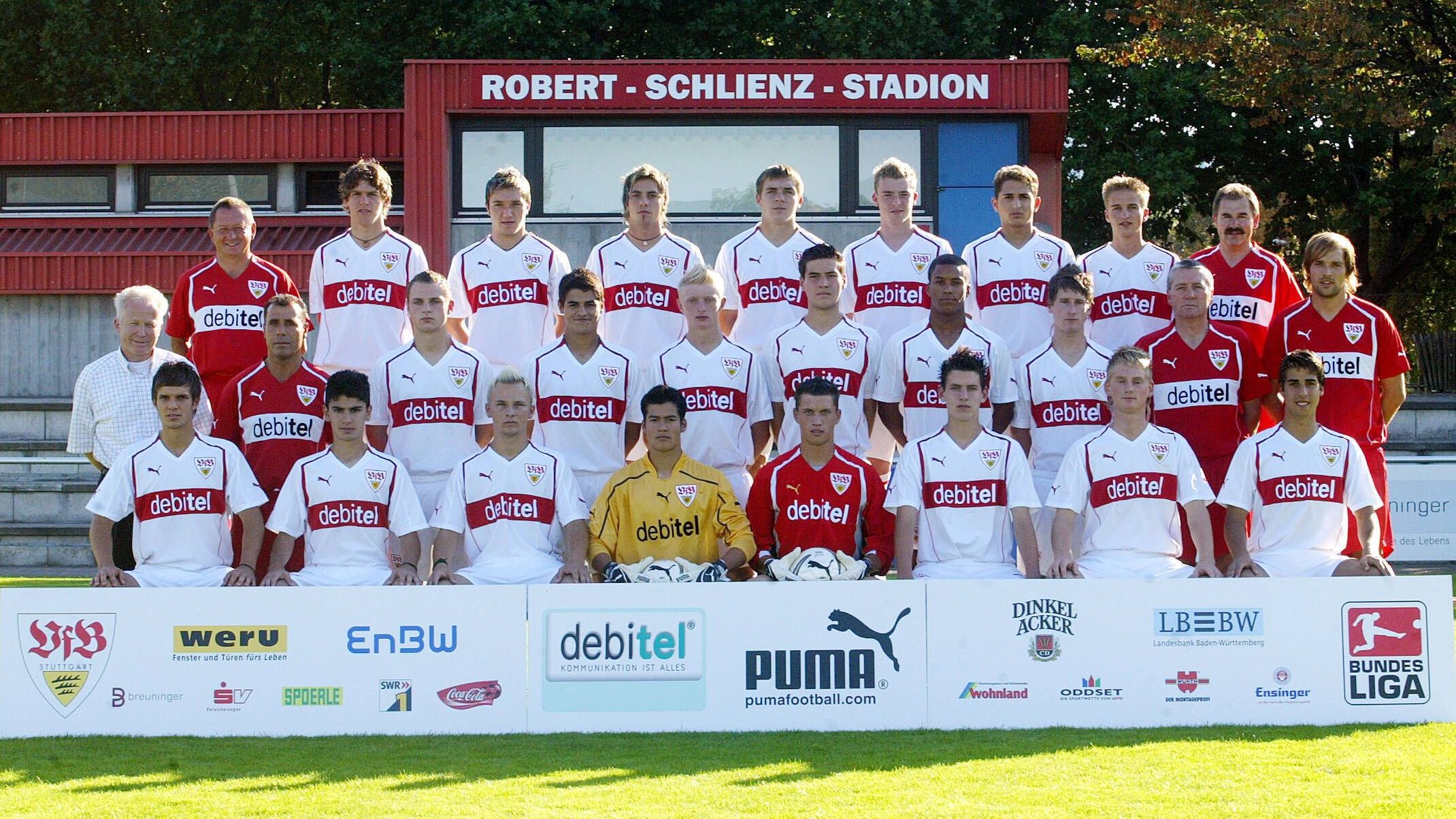 <strong>Einstieg in den Trainerjob beim VfB Stuttgart</strong> <br>Als Co-Trainer in der Jugend des VfB startet Tuchel seine Trainerkarriere. Ein erster großer Erfolg ist der Gewinn der Deutschen Meisterschaft mit der Stuttgarter U19 in der Saison 2004/05. Der Co-Trainer Tuchel steht in der mittleren Reihe ganz rechts. Im Anschluss wechselt er in die Jugend des FC Augsburg und schließt den Fußballlehrer-Lehrgang mit der Note 1,4 ab.