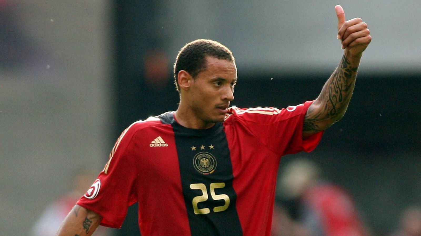 
                <strong>2008 gestrichen: Jermaine Jones (FC Schalke 04)</strong><br>
                Nach Stationen in Frankfurt und Leverkusen erkämpft sich Jermaine Jones in der Saison 2007/08 bei Schalke 04 einen Stammplatz. Die Fans adeln ihn als "Kampfschwein" zum Nachfolger von Marc Wilmots. Jones absolviert zwei Länderspiele vor der EM und noch eines danach für Deutschland. Doch letztlich bemängelt Löw, dass der Modelathlet zu ungestüm in Zweikämpfe geht und den Gegnern zu viele Freistöße beschert. Jones ist frustriert, hat aber noch kein Pflichtspiel für Deutschland bestritten und ist somit noch für die USA spielberechtigt. In Amerika läuft es besser. Er kommt auf 69 Länderspiele, ist Kapitän und WM-Teilnehmer.
              