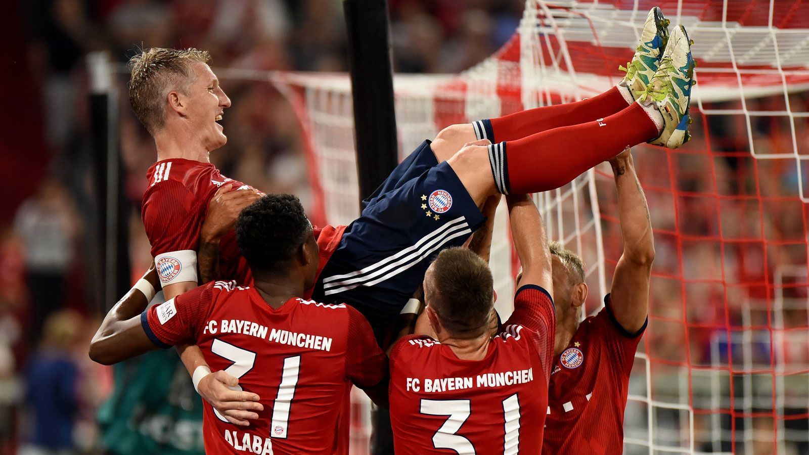 
                <strong>Schweinsteigers Abschied</strong><br>
                Schweinsteiger lässt sich feiern - von den Fans und den ehemaligen Mitspielern. Fußballgott eben.
              