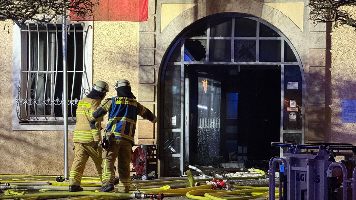 Die Feuerwehr steht vor einer Bankfiliale nach der Sprengung eines Geldautomaten.