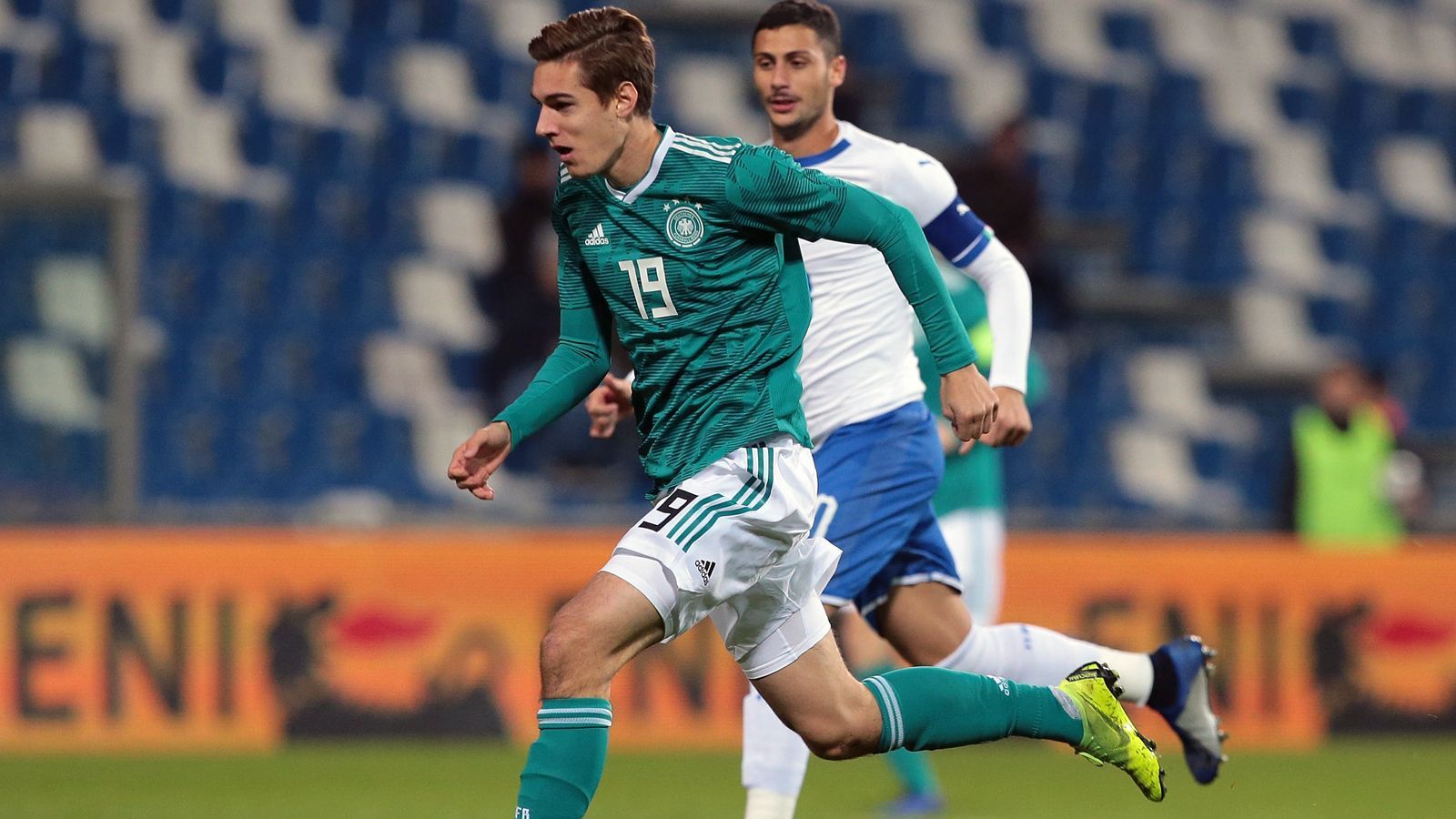 
                <strong>Florian Neuhaus (Borussia Mönchengladbach, U21-Nationalspieler)</strong><br>
                Ähnlich wie Maximilian Eggestein in Bremen, so darf sich in Gladbach Florian Neuhaus als ganz großer Gewinner der Hinrunde ansehen. Nachdem der frühere Nachwuchsspieler von 1860 München in der Vorsaison von den "Fohlen" an Düsseldorf ausgeliehen war und mit der Fortuna den Aufstieg schaffte, setzte Neuhaus seinen persönlichen Aufstieg am Niederrhein gleich fort. Unter Coach Dieter Hecking kam der 21 Jahre alte Mittelfeldspieler in allen 17 Bundesligaspielen der Hinrunde zum Einsatz (ein Tor, acht Vorlagen). U21-Nationaltrainer Kuntz scheint auch große Stücke auf Neuhaus zu halten, denn unter dessen Leitung durfte dieser unter anderem in sieben EM-Qualifikationsspielen auflaufen. Insgesamt bestritt Neuhaus bislang zehn Länderspiele für die deutsche U21.
              