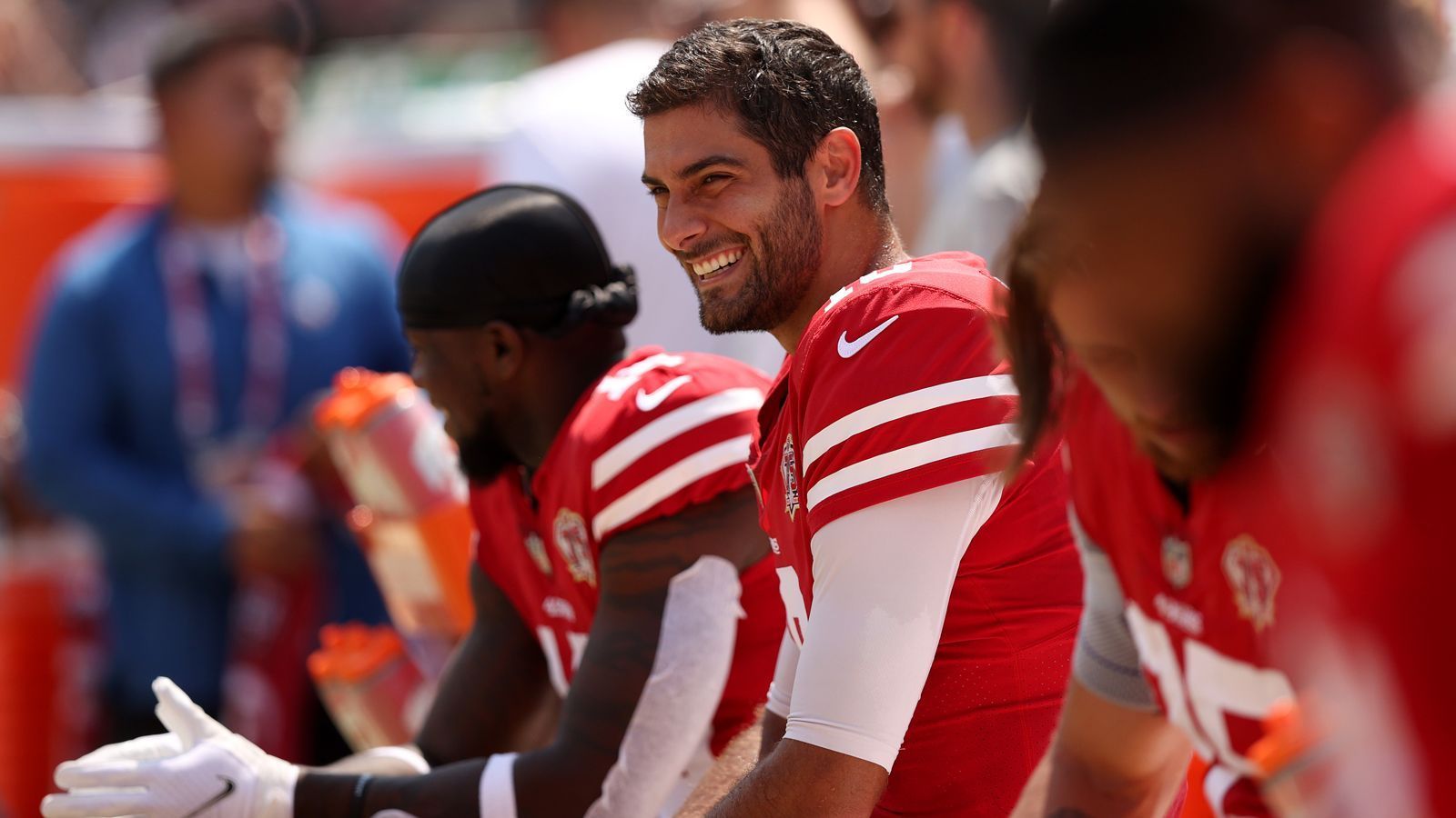 
                <strong>Houston Texans </strong><br>
                Die Houston Texans könnten auch Interesse an Jimmy Garoppolo anmelden, vorausgesetzt Deshaun Watson wird getradet . Aktuell haben die Texans Tyrod Taylor und als Back-up Davis Mills zur Verfügung. Es ist nicht unbedingt davon auszugehen, dass die beiden in die Rolle als Franchise-Quarterback reinwachsen. Dazu hat Texans GM Nick Caserio schon bei den New England Patriots mit Jimmy Garoppolo zusammengearbeitet. "Jimmy G" wäre ein deutliches Upgrade gegenüber Taylor oder Mills und bei einer aktuellen Bilanz von 2-9 könnten die Texans einen besseren Quarterback durchaus gebrauchen - zumindest auf lange Sicht. 
              