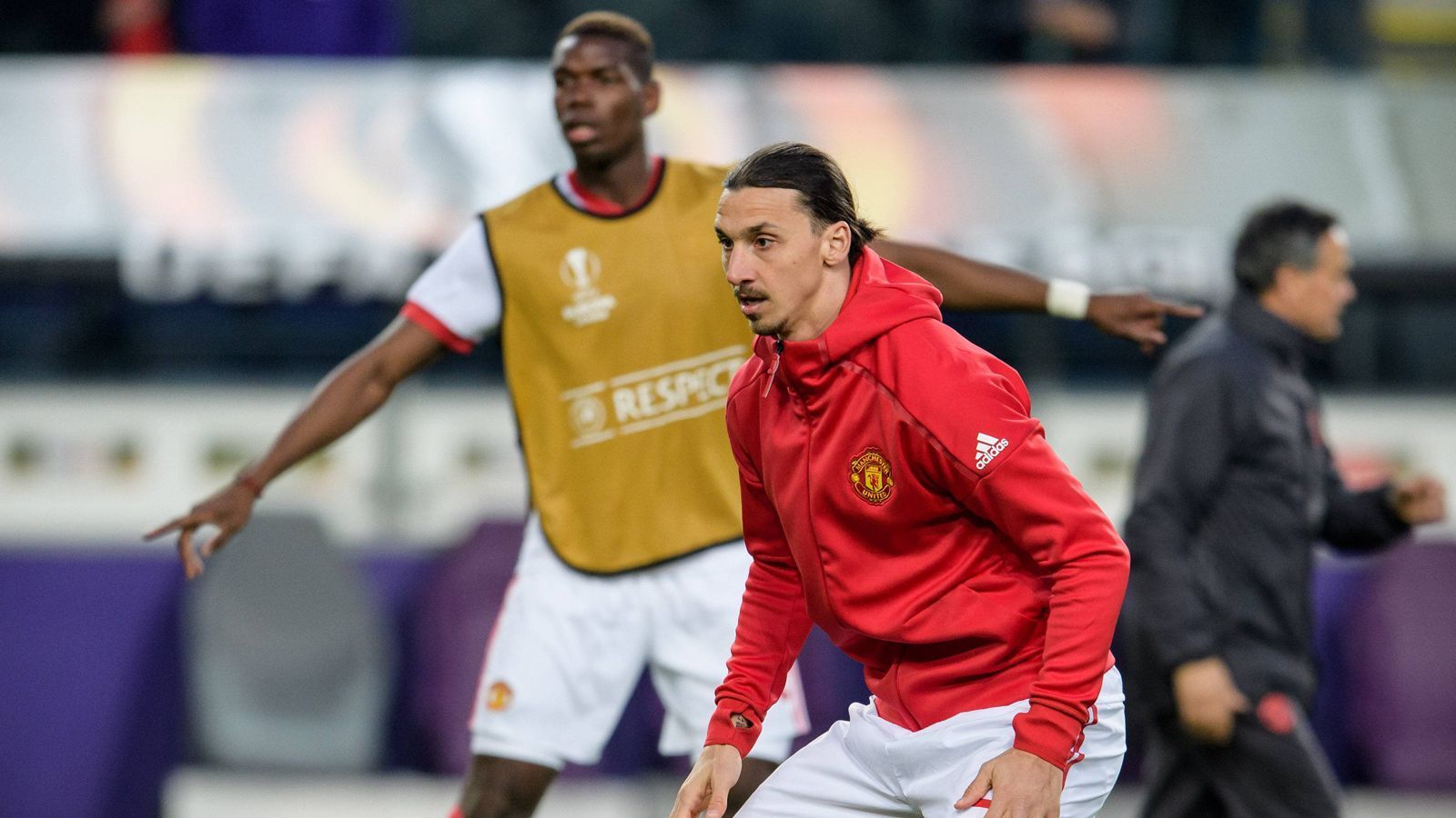 
                <strong>Zlatan Ibrahimovic (ehemals Manchester United) und Paul Pogba </strong><br>
                Das "Spiegel"-Buch enthüllte zudem die Gehälter von Pogba und Zlatan Ibrahimovic. Demnach verdient Pogba bei United pro Jahr 13,6 Millionen Euro zuzüglich eines jährlich steigenden Loyalitätsbonus' von aktuell vier Millionen Euro. Noch besser kam Ibrahimovic bei Manchester United weg. Der schwedische Stürmer-Star soll 22,6 Millionen Euro pro Jahr erhalten haben, oben drauf einen jährlichen Tor-Bonus von 3,4 Millionen Euro.
              