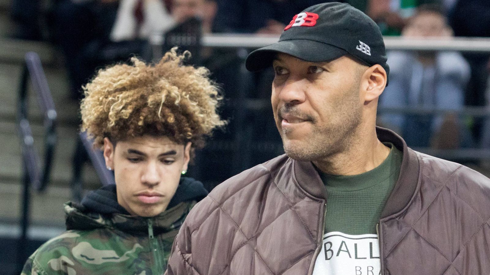 
                <strong>LaVar Balls Versprechen</strong><br>
                LaVar machte sich durch seine kontroversen Aussagen bei vielen Menschen unbeliebt, beherrschte immer wieder die Schlagzeilen. Er gab sogar öffentlich zu, dass er seine Söhne seit ihrer Geburt darauf gedrillt hatte, NBA-Profis zu werden. Letztendlich muss man ihm zugutehalten, dass er dieses Ziel erreicht hat. Zwei Söhne haben es in die beste Basketball-Liga der Welt geschafft, beide wurden sogar innerhalb der Top 3 ausgewählt - ein Novum in der NBA-Geschichte. Der Weg dahin war gerade für LaMelo aber nicht unbeschwerlich.
              