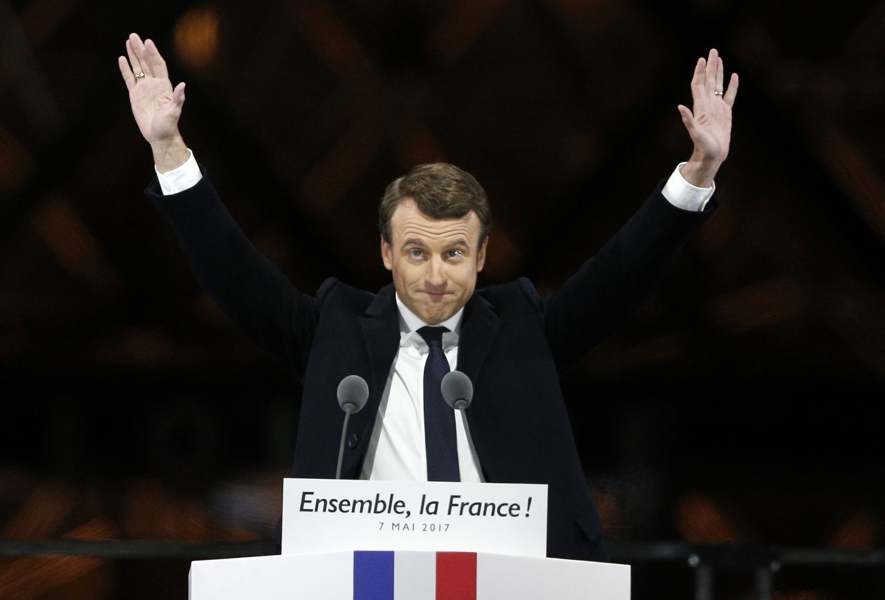 Mit 39 Jahren schrieb Macron Geschichte: 2017 setzte er sich gegen Marine Le Pen, Vertreterin der rechtpopulistischen Partei Rassemblement National (damals Front National), durch und wurde der jüngste Präsident in der französischen Geschichte.  