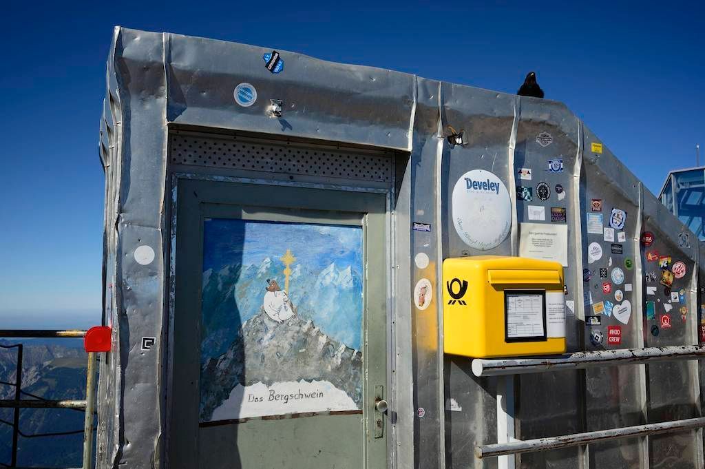 Der höchstgelegene Briefkasten Deutschlands befindet sich auf knapp 3000 Metern Höhe auf der Bergstation der Zugspitze. Es gibt hier oben sogar eine eigene Postleitzahl:&nbsp;82475 Zugspitze.