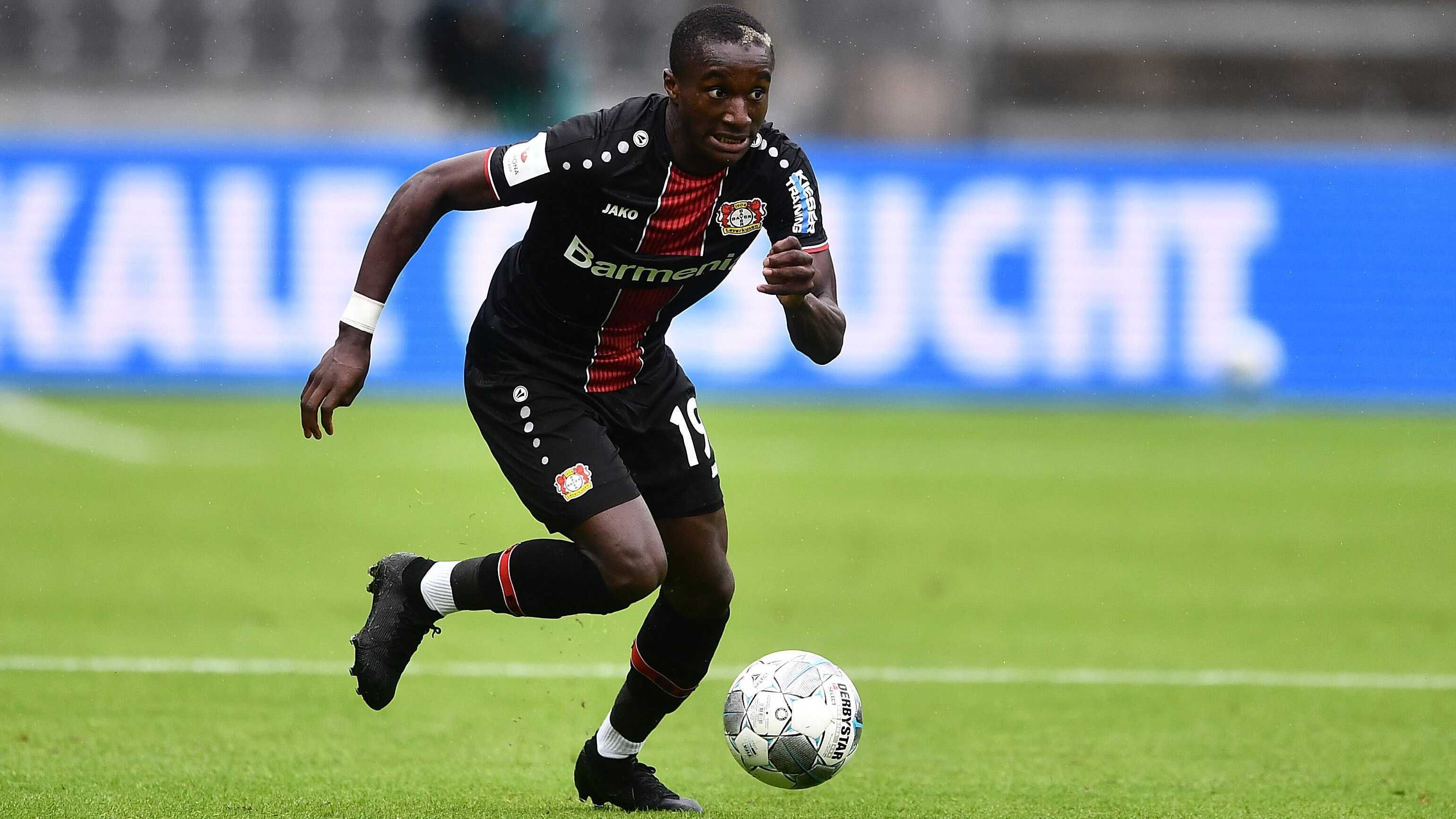 
                <strong>Mittelfeld: Moussa Diaby (Bayer 04 Leverkusen) </strong><br>
                Für gerade einmal 15 Millionen Euro wechselte Moussa Diaby von Paris Saint-Germain zu Bayer Leverkusen. Ein richtiger Schnapper, wenn man bedenkt, dass Diaby in der vergangenen Saison einer der gefährlichsten Flügelstürmer der Liga war. Der pfeilschnelle Franzose kam für die Werkself auf fünf Tore und fünf Vorlagen in 28 Einsätzen. Trotz großer Konkurrenz im Leverkusener Angriffsspiel hat er sich den Stammplatz auf der linken Flügelposition verdient und war unter Trainer Peter Bosz absoluter Leistungsträger. Mit gerade einmal 20 Jahren hat Diaby zudem noch ein großes Entwicklungspotenzial und dürfte in den kommenden Jahren nur stärker werden. Auf lange Sicht wird es wohl schwer für Bayer, ihn zu halten. 
              