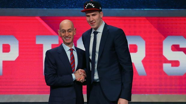 
                <strong>Österreich: Jakob Pöltl (Center, Toronto Raptors)</strong><br>
                Einer, der in die Spuren der europäischen Vorgänger treten will, ist Jakob Pöltl. Der Wiener stammt aus dem Basketball-Exotenland Österreich, nahm den Sprung über das College in die NBA. Und: die Aussichten sind nicht die schlechtesten. Denn die Raptors wählten den Center der University of Utah an 9. Stelle im Draft aus. Und was Spieler aus dem deutschsprachigen Raum, die an 9. Stelle gedraftet werden, so drauf haben, wissen wir ja.
              