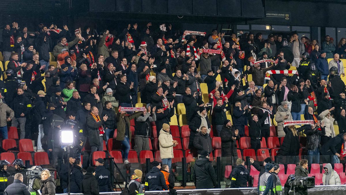 27.11.2025, Fussball: UEFA Europa League, Saison 2025 2026, Spieltag 05, Go Ahead Eagles - VfB Stuttgart im Stadion De Adelaarshorst in Deventer. Die Stuttgarter Fans auf der Haupttribune bejubeln ...