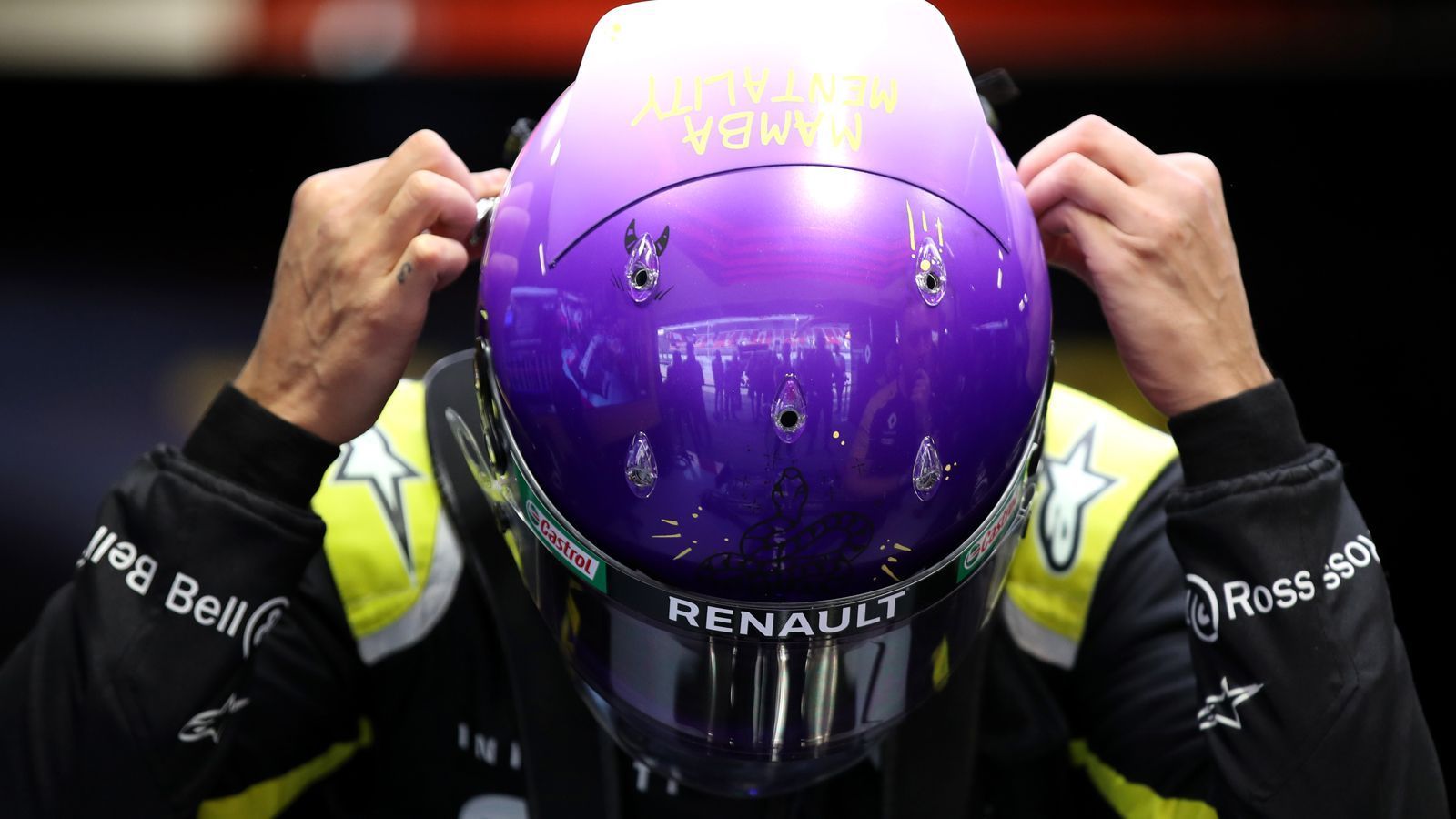 
                <strong>Gewinner: Daniel Ricciardo</strong><br>
                Er sorgte für den Farbtupfer, für den Helm der Woche, für eine feine Aktion: Daniel Ricciardo fuhr im Kobe-Bryant-Design und ehrte so die im Januar bei einem Hubschrauber-Absturz verstorbene Basketball-Legende. "Ich habe ihn ehrlich gesagt nie persönlich getroffen und auch nie live spielen gesehen", sagte er. Er sei trotzdem ein Fan gewesen und wollte ein Zeichen setzen: "Ich finde es schön, wenn Legenden auch andere Sportarten berühren."
              