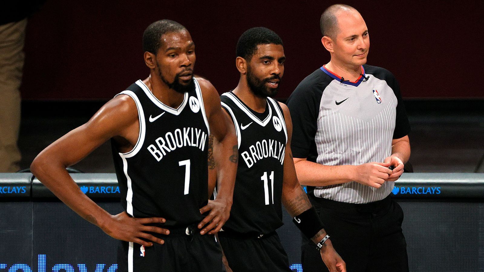 
                <strong>Platz 5 - Brooklyn Nets</strong><br>
                Die Nets spielten in der letzten Saison noch keine Rolle. Grund waren die Verletzungen von Kevin Durant und Kyrie Irving, die jetzt allerdings erstmals zusammen auf dem Court stehen. Dazu steht mit Steve Nash eine echte NBA-Legende als Headcoach an der Seitenlinie. Wunderdinge darf man in den ersten Wochen wohl noch nicht erwarten, aber wenn alle Beteiligten gesund bleiben und sich über einen längeren Zeitraum einspielen können, muss mit den Nets gerechnet werden. 
              