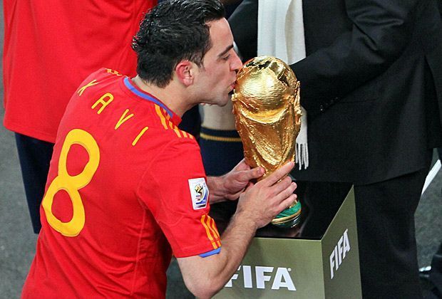 
                <strong>Weltmeister: Xavi 1</strong><br>
                Ein Kuss für den Pokal: Xavi gewinnt 2010 in Südafrika mit Spanien die Weltmeisterschaft. Mit der Seleccion prägt er zwischen 2008 und 2014 eine goldene Ära, in der auch zwei Mal (2008 und 2012) den EM-Pokal in den Händen halten darf.
              