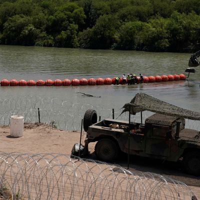 Von Gouverneur Greg Abbott veranlasste Kette aus Bojen an der Grenze zwischen Texas und Mexiko. 