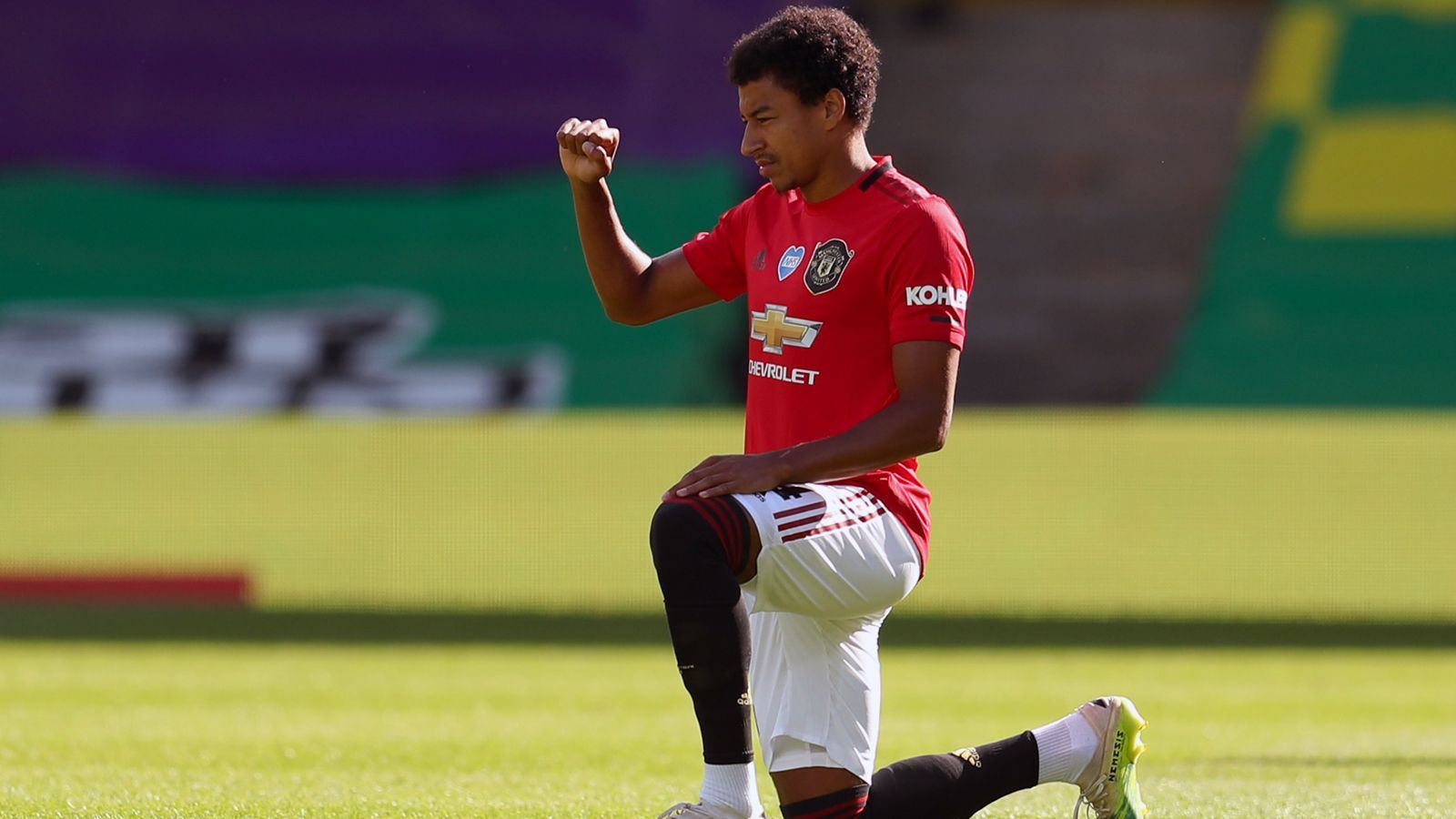 
                <strong>Jesse Lingard</strong><br>
                Etwas überraschend taucht Jesse Lingard auf Manchester Uniteds angeblicher Streichliste für den Sommer 2020 auf. Der 27-jährige Engländer stand immerhin in 20 Premier-League-Spielen der noch laufenden Saison auf dem Platz. Doch zuletzt schaffte es der Offensivspieler unter Trainer Ole Gunnar Solskjaer fünf Mal in Folge gar nicht mehr in den Kader der "Red Devils". Daher soll der noch bis 2021 an ManUtd gebundene Lindgard im Sommer wohl verkauft werden. Laut "Sky Sports News HD" soll Lingard derzeit bei ManUtd ein Jahresgehalt von sechs Millionen Euro kassieren. 
              