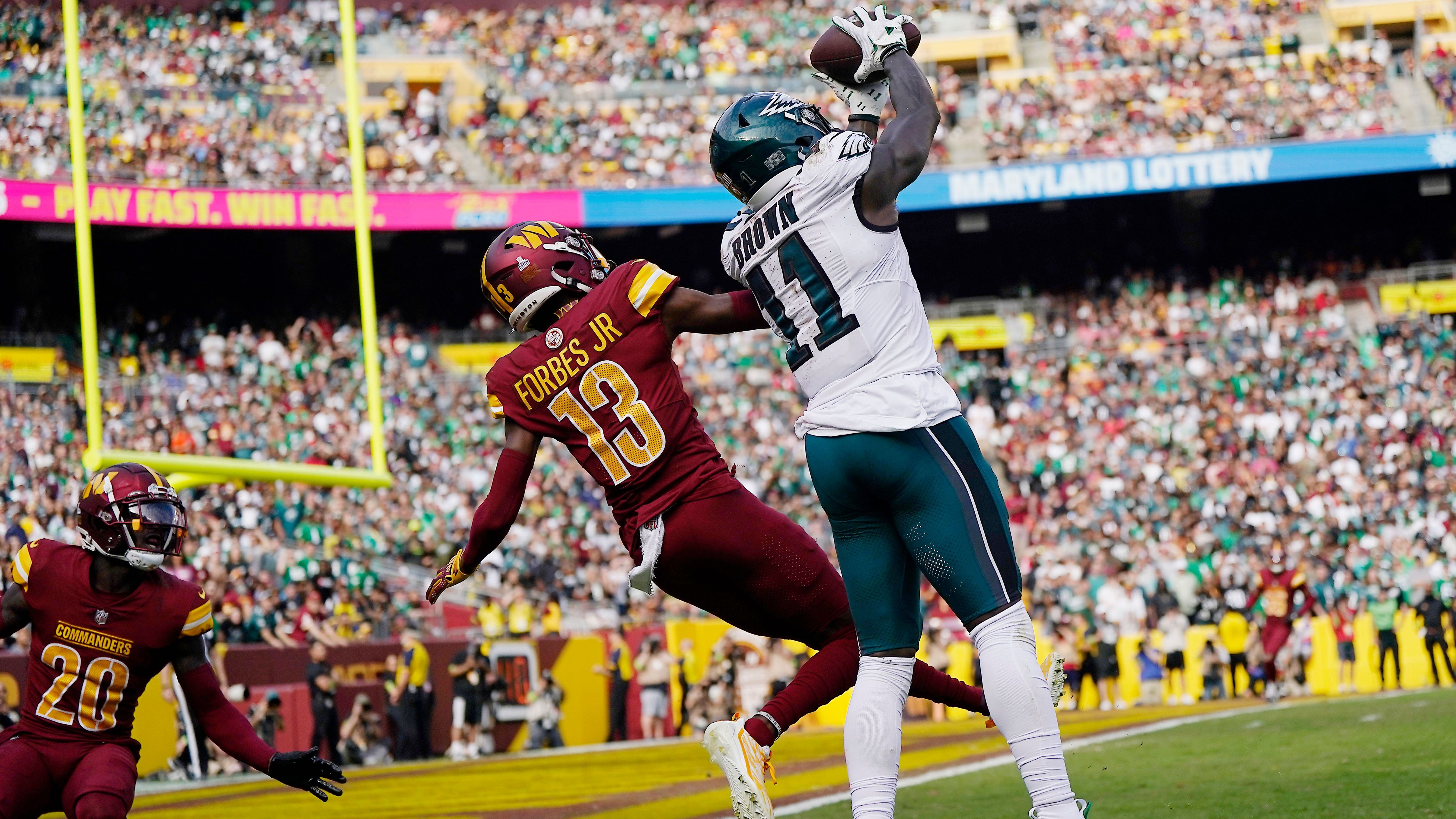<strong>Gewinner: A.J. Brown (Philadelphia Eagles)</strong><br>Im Vergleich zu Levis ist die Leistung von A.J. Brown keine Überraschung mehr. Fünf mal in Folge lieferte der Wide Receiver und ehemalige Tennessee Titan mindestens 125 Receiving Yards in einem Spiel sowie je einen Touchdown.