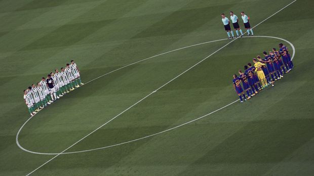 
                <strong>Gedenkminute</strong><br>
                Wie in allen Stadien, gab es natürlich auch in Barcelona eine Gedenkminute für die Terror-Opfer. Barca-Coach Ernesto Valverde war sich schon vor Spielbeginn bewusst, dass "die Umstände für seine Spieler außergewöhnlich sein werden".
              