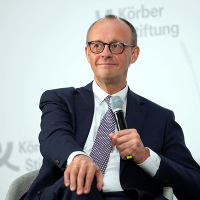 Unions-Kanzlerkandidat Friedrich Merz kann im aktuellen ZDF-Politbarometer in der Kanzler-Frage deutlich zulegen.