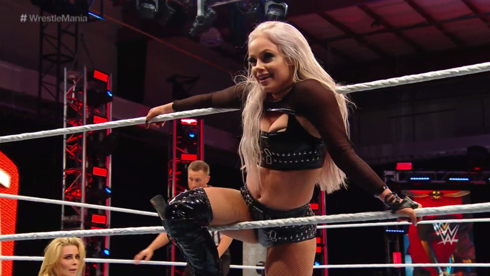 
                <strong>Kickoff-Show: Natalya vs. Liv Morgan</strong><br>
                Nichts Besonderes zum Auftakt. Knapp sechs Minuten bekommen Natalya und Morgan für ihr Match. Ein wenig hin und her Geplänkel zu Beginn. Beide Damen dürfen ein paar Aktionen zeigen. Am Ende gibt es gleich mehrere Einroll-Konter. Der dritte von Morgan führt zur Entscheidung.
              