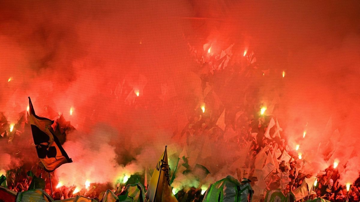 Fans von Celtic Glasgow zünden Pyro-Fackeln in Dortmund