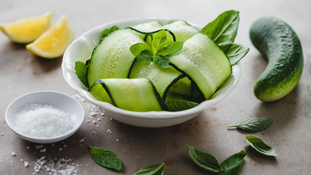 Erfrischend, leicht und lecker ist dieser Gurken-Minz-Salat.