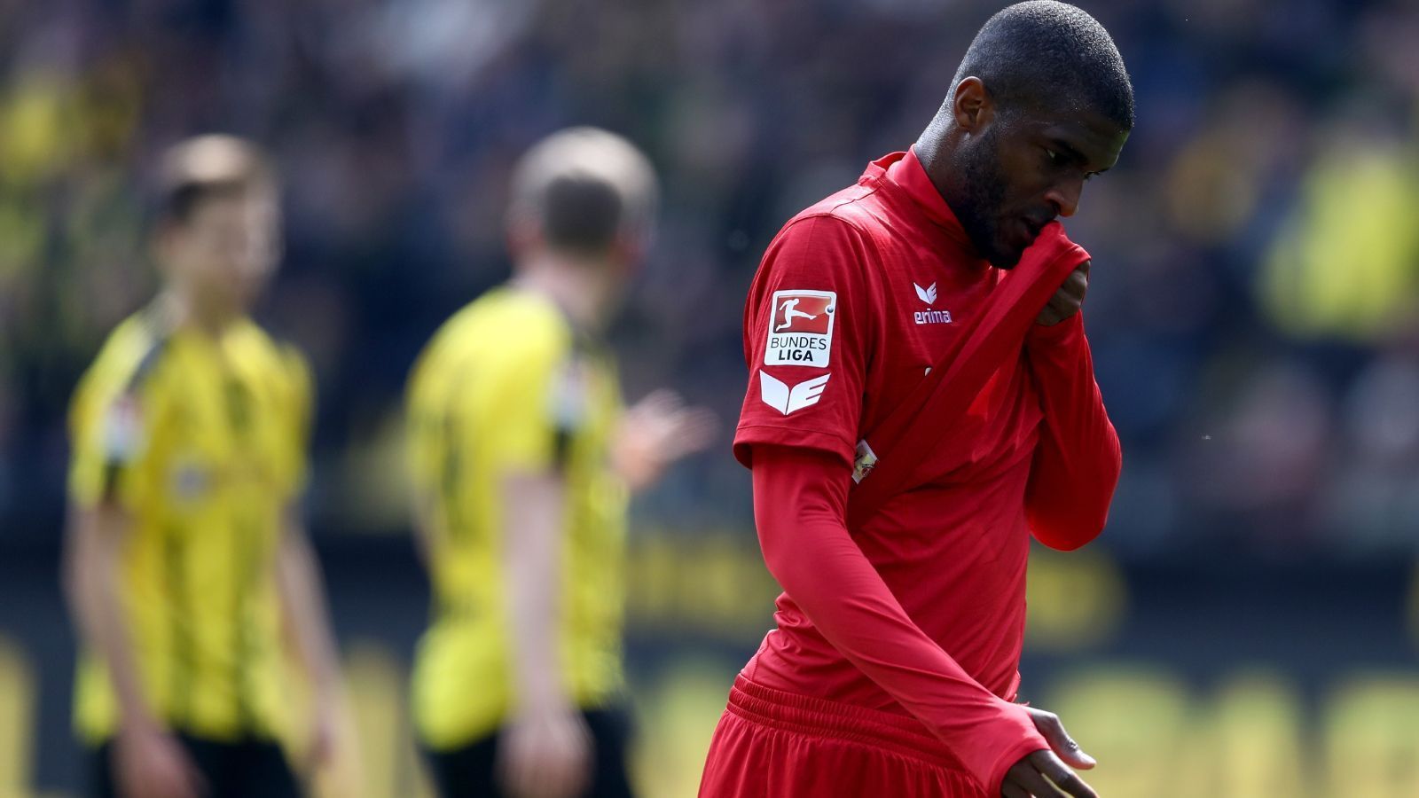 
                <strong>Anthony Modeste (Vom 1. FC Köln zu Tianjin Quanjian)</strong><br>
                Ebenfalls 2017 wollte Anthony Modeste den 1. FC Köln verlassen. Der "Effzeh" jedoch, der sich gerade erst für die Europa League qualifizierte, lehnte einen Transfer ab. Es kam zu Schlammschlacht-artigen Verhältnissen am Rhein, der damalige Geschäftsführer Jörg Schmadtke bekräftigte immer wieder sein Veto zum Transfer. Und das, obwohl der damalige Trainer Peter Stöger sogar dafür warb, Modeste zu verkaufen. "Ich möchte diesen Transfer machen, wenn es möglich ist", so der Österreicher. Am Ende verkaufte Köln den Franzosen für rund 35 Millionen Euro zu Tianjin Quanjian. Der FC stieg am Saisonende als Tabellenletzter ab.
              