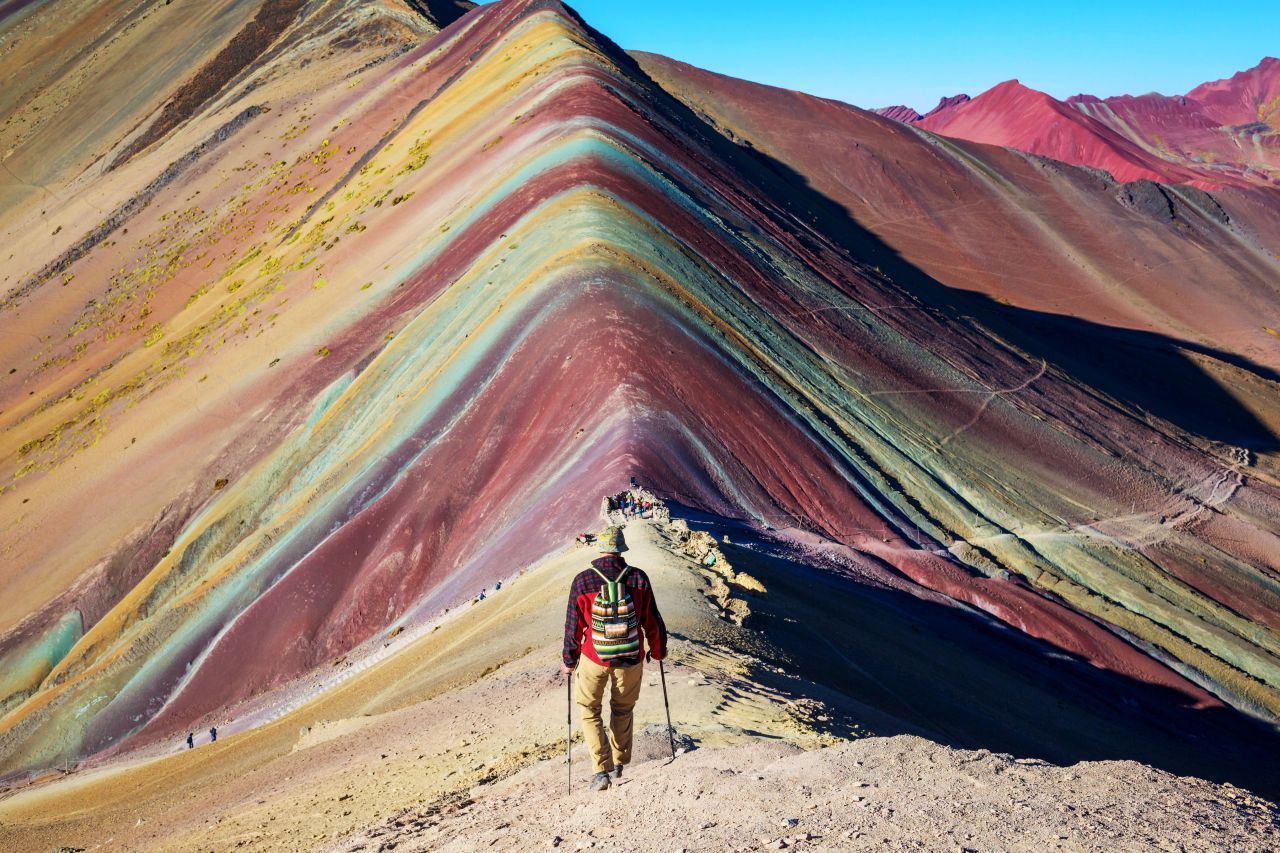 Die bunten Berge Perus kennst du ja bereits aus unserem obigen Clip. Der Berg "Vinicunca", auch Regenbogen-Berg genannt, ist gestreift, da Wind und Regen Teile des Bergs abtragen und uralte Sediment-Schichten freilegen. Für die Menschen im peruanischen Cusco ist der bunte Berg heilig.