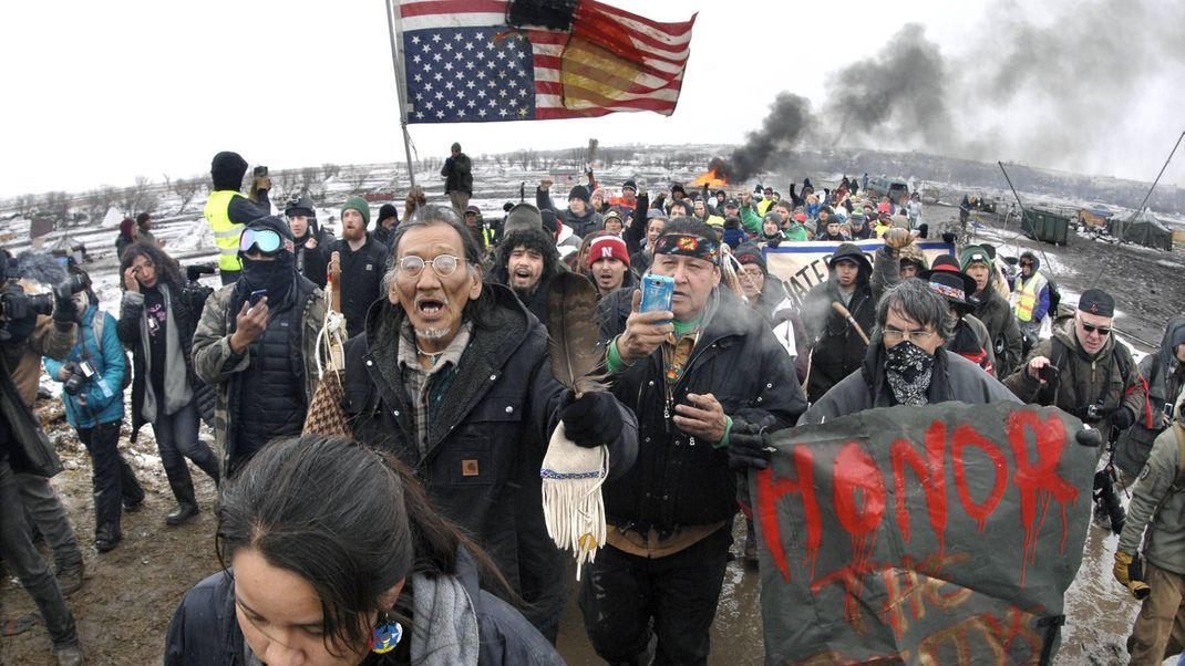 Zahlreiche Gegner des Weiterbaus der Dakota Access Pipeline verlassen das "Oceti Sakowin" Protestlager in Cannon Bell, North Dakota (USA).