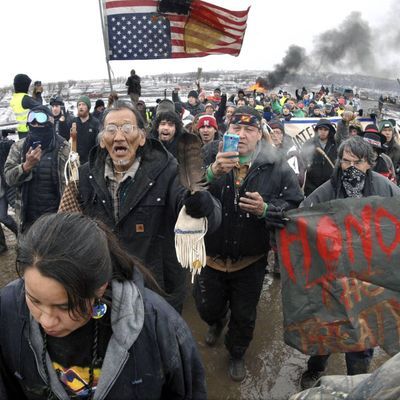 Zahlreiche Gegner des Weiterbaus der Dakota Access Pipeline verlassen das «Oceti Sakowin» Protestlager in Cannon Bell, North Dakota (USA).
