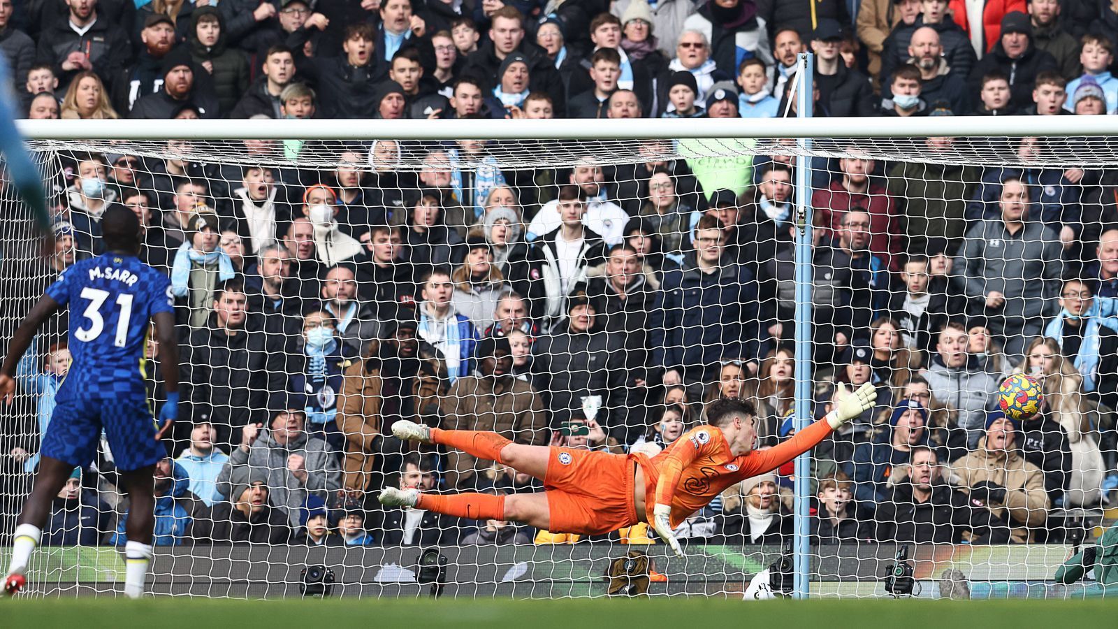 
                <strong>Kepa streckt sich vergebens</strong><br>
                Chelseas Keeper Kepa, der bis auf seine Slapstick-Aktion in der Anfangsphase ein ordentliches Spiel machte, streckte sich beim überlegten Abschluss von De Bruyne vergebens.
              