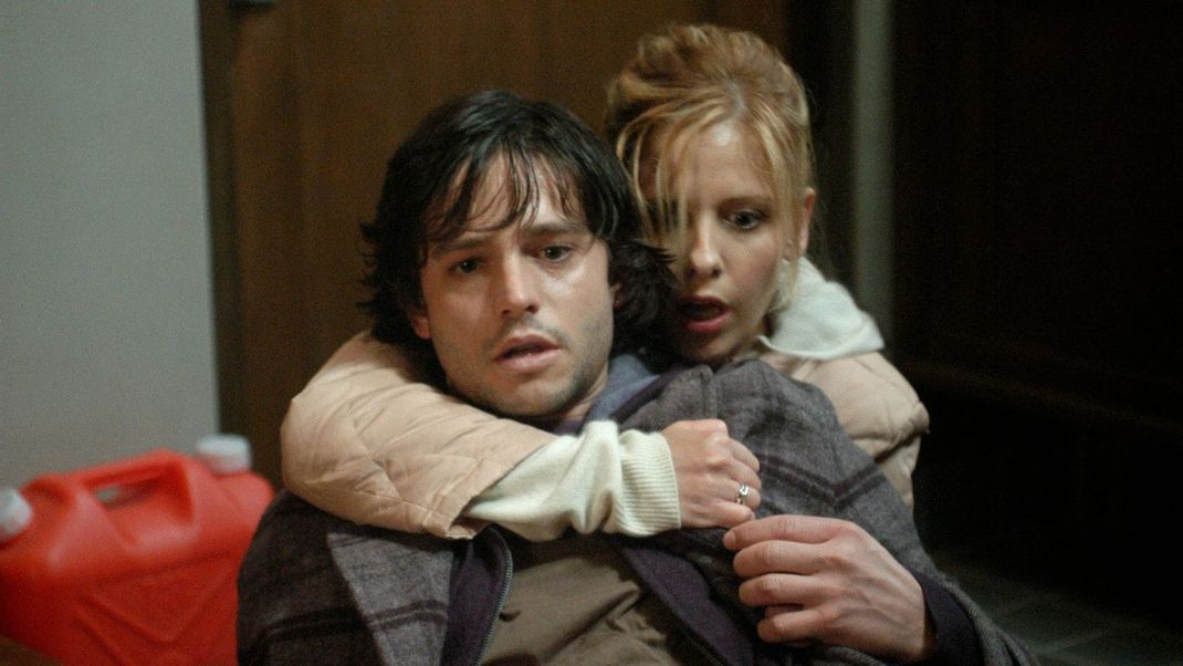 Wovor sich Karen (Sarah Michelle Gellar) und Doug (Jason Behr) zu retten versuchen? Vor dem fürchterlichen Fluch, der sie in "The Grudge" heimsucht.