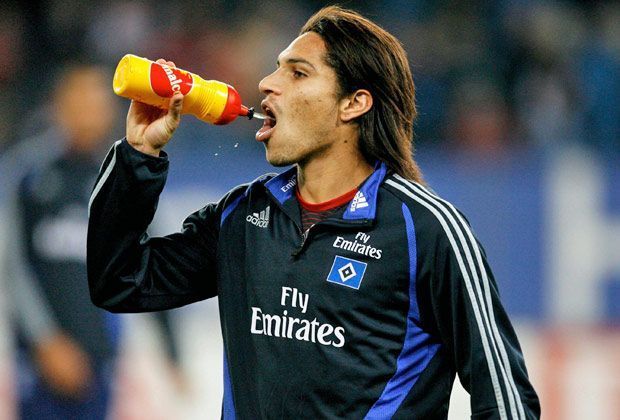 
                <strong>Paolo Guerrero</strong><br>
                Südamerikanisches Temperament trägt auch der frühere Hamburer Paolo Guerrero in sich. Der Peruaner ist nach Fan-Kritik von der Tribüne so gefrustet, dass er dem Zuschauer eine Trinkflasche an den Kopf knallt. Die Folge: acht Spiele Sperre.
              