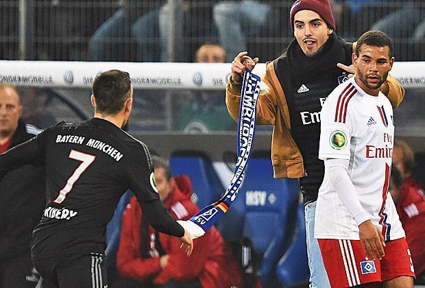 
                <strong>Skandal! HSV-Flitzer attackiert Ribery</strong><br>
                Beim DFB-Pokalspiel zwischen dem Hamburger SV und dem FC Bayern München kommt es beim Stand von 3:1 für die Gäste kurz vor dem Abpfiff noch zu einem Eklat. Ein HSV-Flitzer stürmt auf den Rasen und hat nur ein Ziel - Franck Ribery ...
              