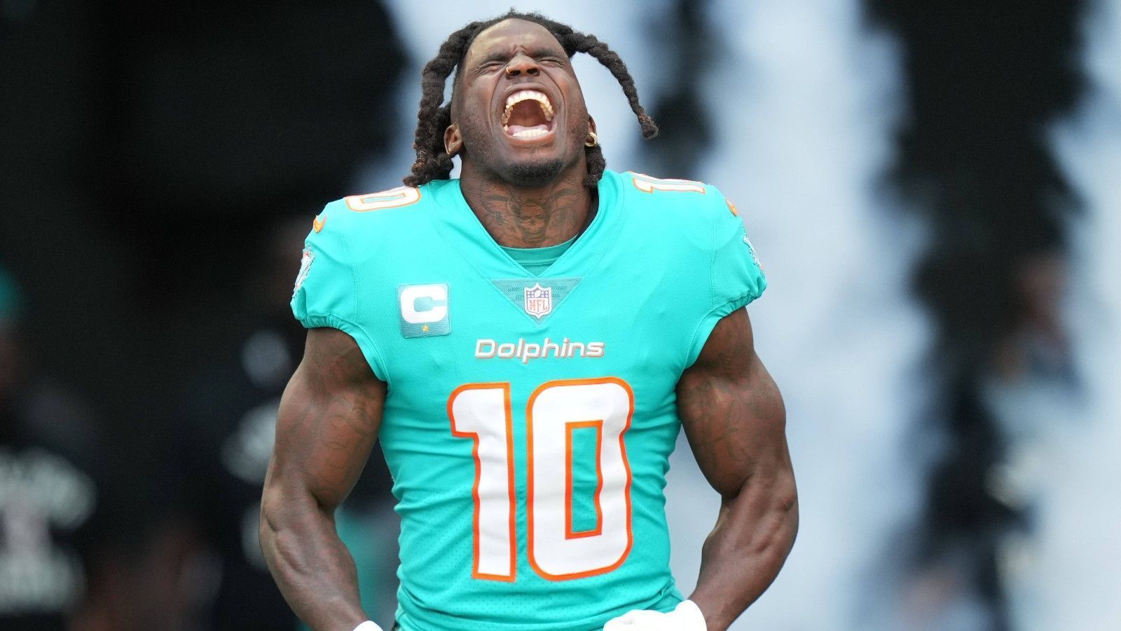 
                <strong>Platz 3: Miami Dolphins</strong><br>
                &#x2022; Starter: Tyreek Hill, Jaylen Waddle, Cedrick Wilson<br>&#x2022; Backups: Braxton Berrios, Robbie Chosen, Erik Ezukanma<br>Fehlendes Tempo kann man den Dolphins nicht zum Vorwurf machen. Tyreek Hill und Jaylen Waddle bilden das schnellste Receiver-Duo der Liga und liefen Kreise um einige Defensiven in der vergangenen Saison. Cedrick Wilson und Braxton Berrios dürften eher für die Pässe über die kurzen Distanzen eingesetzt werden. Robbie Chosen und der letztjährige Rookie Erik Ezukanma blieben vergangene Spielzeit respektive hinter den Erwartungen. Sollten Hill oder Waddle verletzungsbedingt ausfallen, müssen sie einen Schritt nach vorne machen.   
              