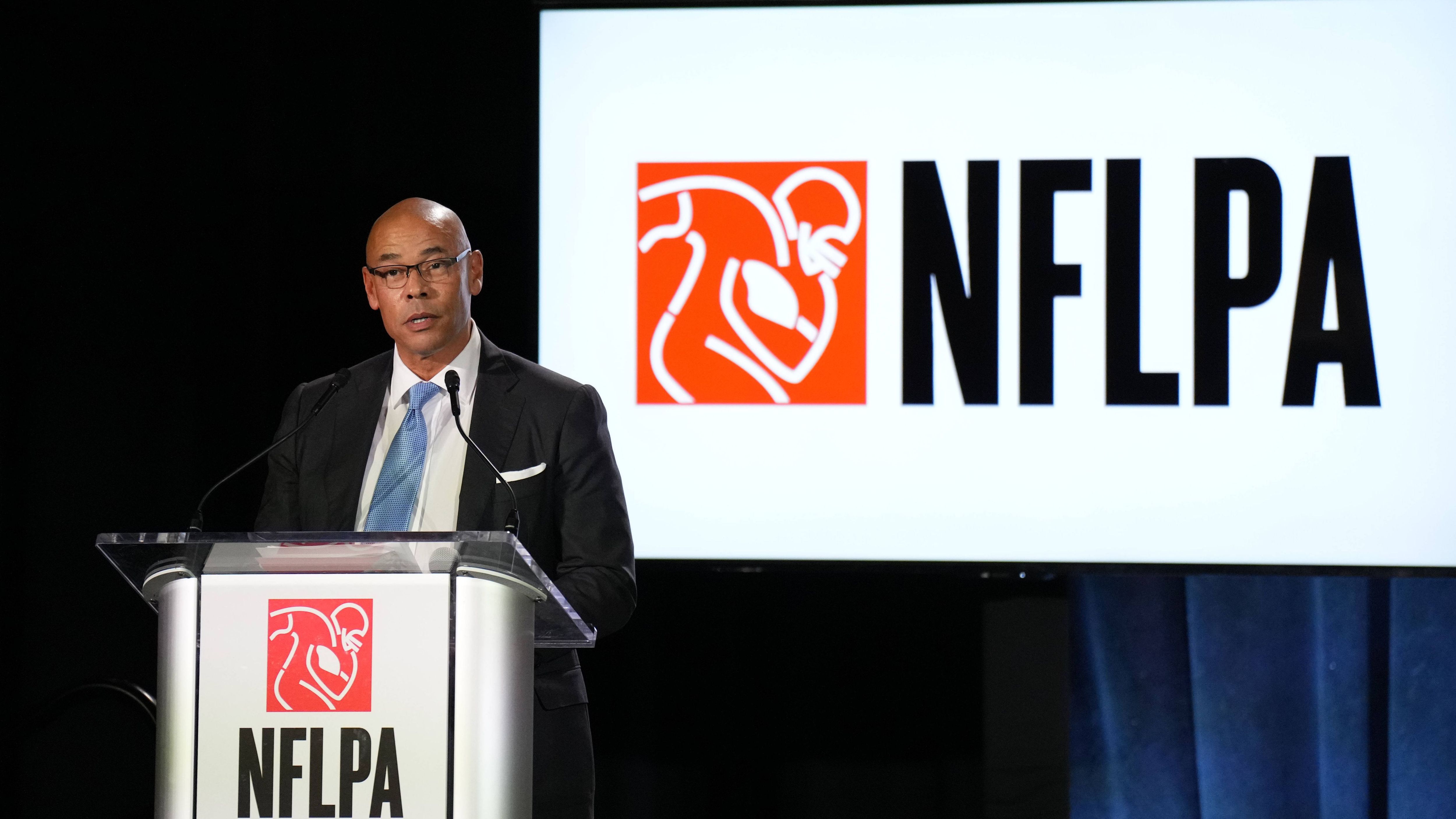 <strong>NFLPA-Umfrage: Spieler bewerten die Franchise-Owner der Liga</strong><br>Im Rahmen der jährlichen, allgemeinen Umfrage hat die Spielergewerkschaft der Liga, die NFLPA, wieder ihre Spieler befragt. Diesmal zum Thema, wie sie die Owner der 32 NFL-Teams benoten würden. <strong><em>ran</em></strong> zeigt, wie die Stars abgestimmt haben. <em>Erklärung: A+ ist die beste vergebene Note, F- die schlechteste.</em>