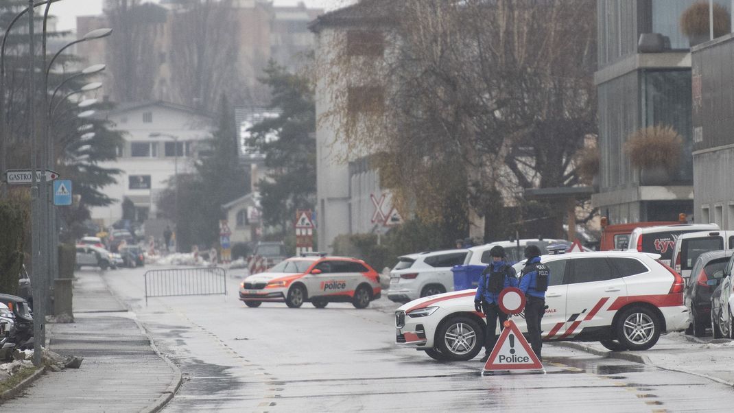 Blick auf eine von der Polizei gesperrte Straße nach Schüssen in Sitten im Kanton Wallis.