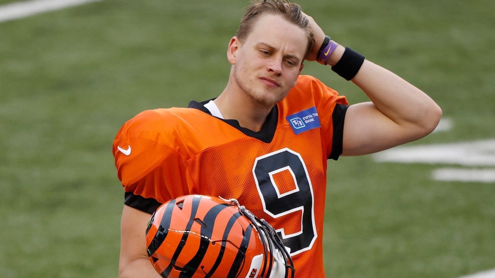 
                <strong>Cincinnati Bengals: Joe Burrow (Offense)</strong><br>
                Haben die Bengals ihren Franchise-Spieler gefunden? Das gilt es in dieser Saison rauszufinden. Die Entwicklung von Joe Burrow steht an oberster Stelle. Ob Cincinnati gleich erfolgreich sein kann, wird ohne Zweifel mit der Leistung von Burrow zusammenhängen. Verbessert sich die Offensive Line, kann Burrow mit Joe Mixon, A.J. Green, Tyler Boyd und Rookie T.J. Higgins gleich für Furore sorgen.
              