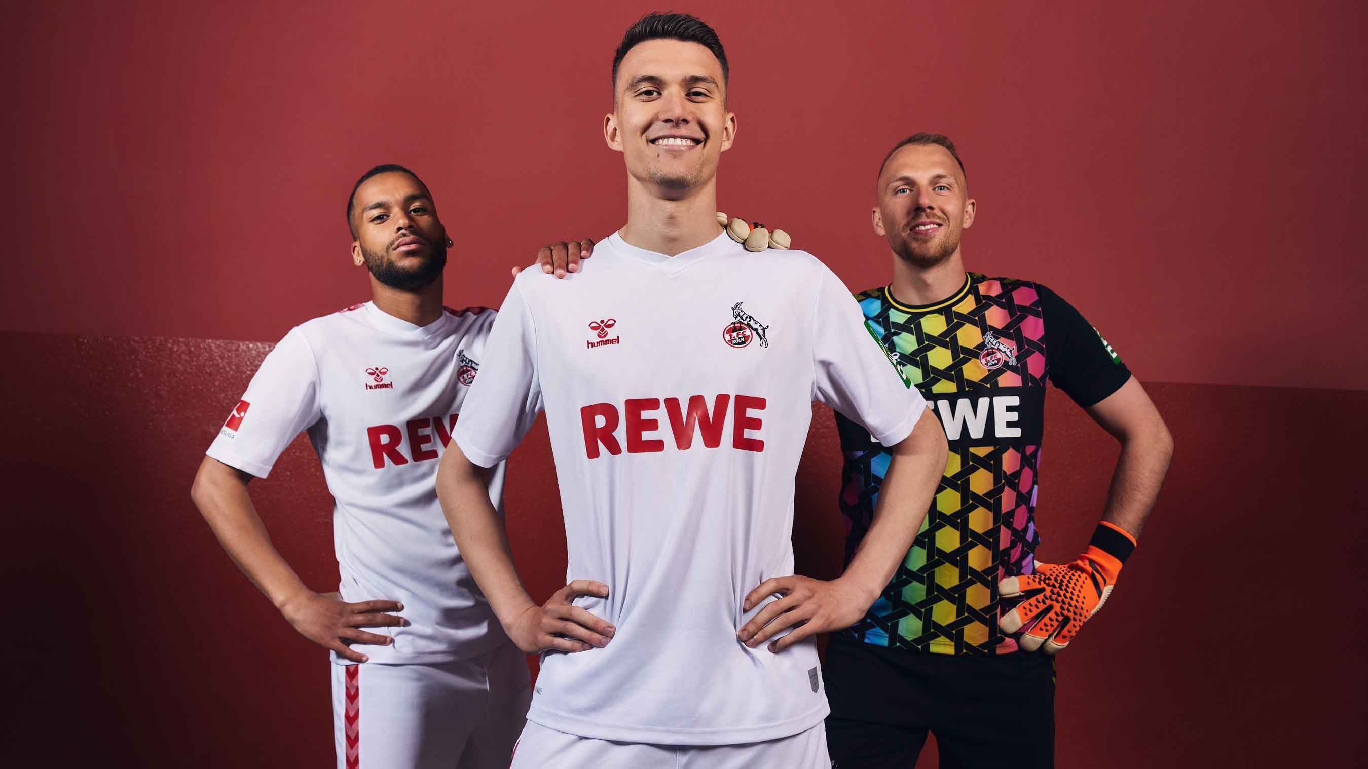 <strong>1. FC Köln</strong><br>
                Der 1. FC Köln orientiert sich beim Trikot-Design der Saison 2023/24 an der Vergangenheit. Die Müngersdorfer tragen das Heimtrikot in weiß, wie einst Schäfer, Overath und Thielen in der Saison 1963/64, als der 1. FC Köln erstmals Deutscher Meister wurde. 60 Jahre nach seinem historischen Erfolg interpretiert der FC gemeinsam mit seinem Ausrüster hummel das damalige Dress neu.&nbsp;