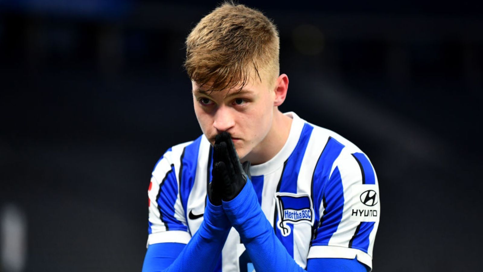 
                <strong>Luca Netz (Hertha BSC) - bei EM nicht dabei</strong><br>
                Luca Netz von Hertha BSC feierte sein Debüt in Deutschlands Oberhaus sogar erst in diesem Kalenderjahr. Am 2. Januar gab der erst 17-Jährige seinen Einstand beim 3:0 gegen den FC Schalke 04. Seitdem kam Netz, außer beim 0:1 gegen die Bayern, in jedem Hertha-Spiel zum Einsatz. Beim 1:1 in Stuttgart gelang Netz sogar sein erstes Bundesliga-Tor.
              