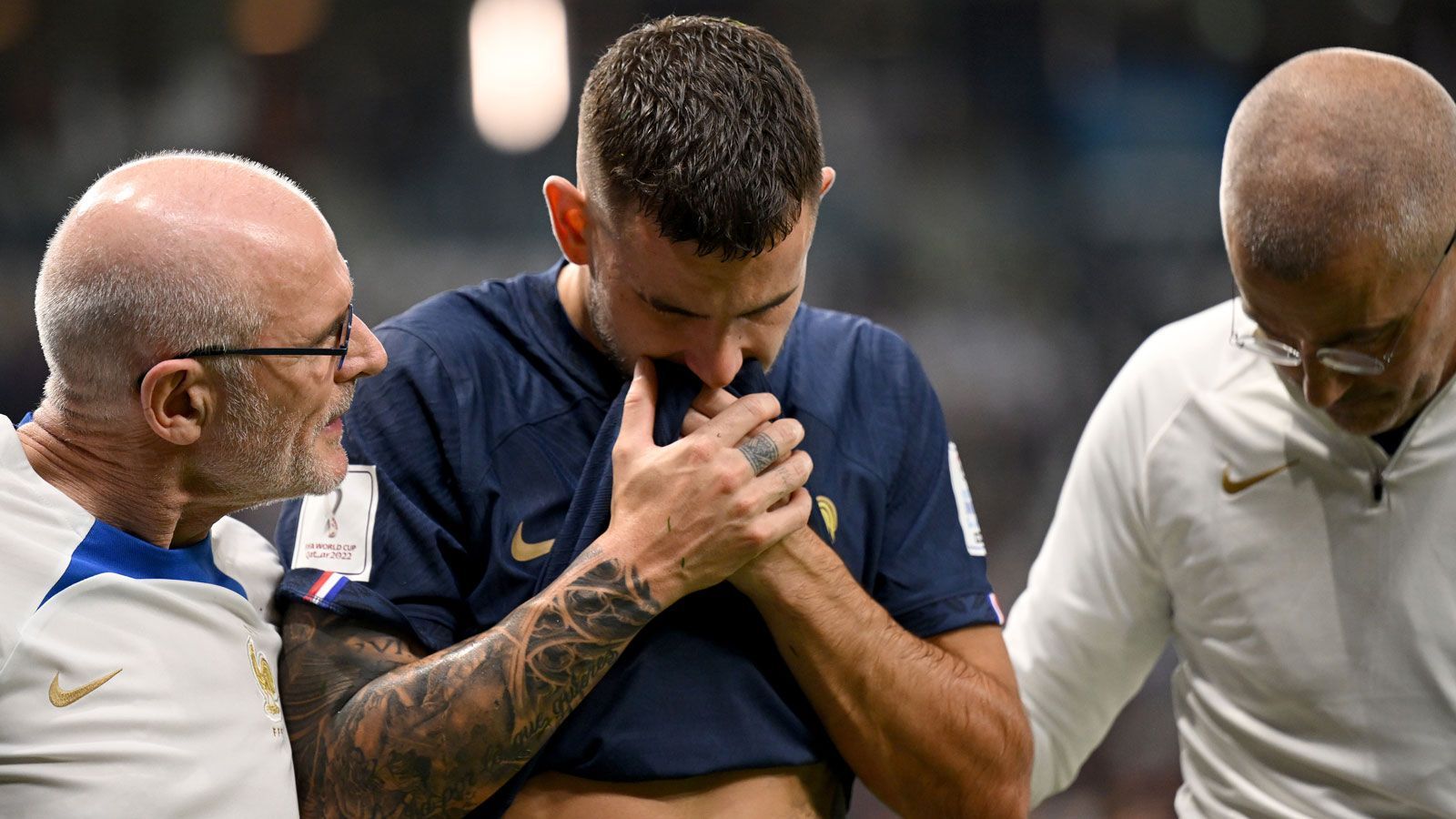 
                <strong>Lucas Hernandez (FC Bayern München)</strong><br>
                Lucas Hernandez ist der größte Pechvogel aus diesem Kreis und daher zu seinem Unglück schnell abgehandelt. Der noch immer teuerste Einkauf der Bundesliga-Geschichte war als Linksverteidiger eingeplant, riss sich in der Anfangsphase des Auftaktspiels gegen Australien jedoch in der Entstehung des Gegentreffers im Laufduell mit Mathew Leckie das Kreuzband seines rechten Knies. Damit ist nicht nur die WM, sondern die gesamte Saison für ihn zeitig beendet.
              