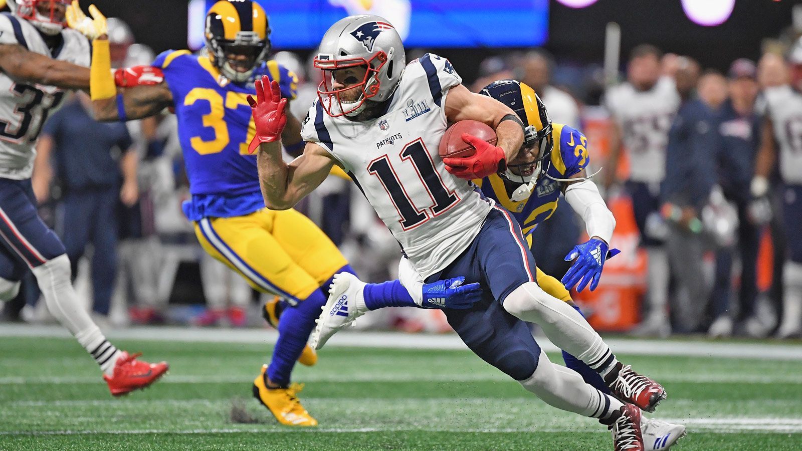 
                <strong>GEWINNER: Julian Edelman</strong><br>
                Der MVP des Super Bowls. Immer wenn es eng für die Patriots wird, ist er da. Seine Zahlen: zehn Receptions für 141 Yards. Die Linebacker der Rams verzweifeln an seiner unnachahmlichen Art sich freie Räume zu kreieren. Nach Wacklern im Championship Game gegen die Chiefs bleibt der 32-Jährige diesmal ohne Fehler. Ein Spieler für die ganz großen Spiele eben.
              