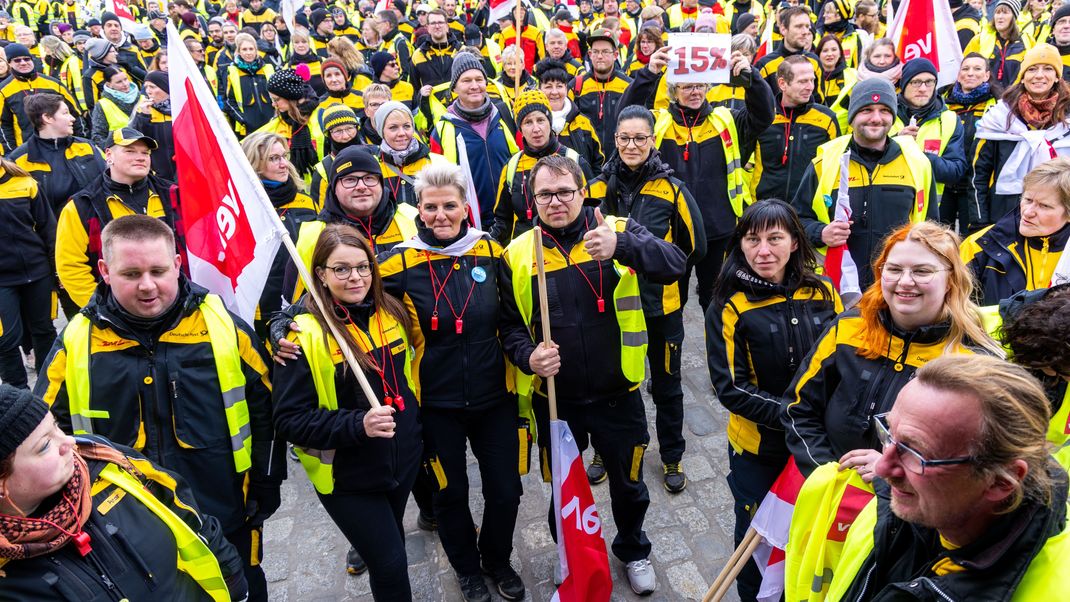 Mitarbeiter:innen der Post beteiligen sich an einer Protestkundgebung während des bundesweiten Warnstreiks bei der Deutschen Post. Die Gewerkschaft Verdi fordert für die rund 160.000 Post-Beschäftigten ein Lohnplus von 15 Prozent. 