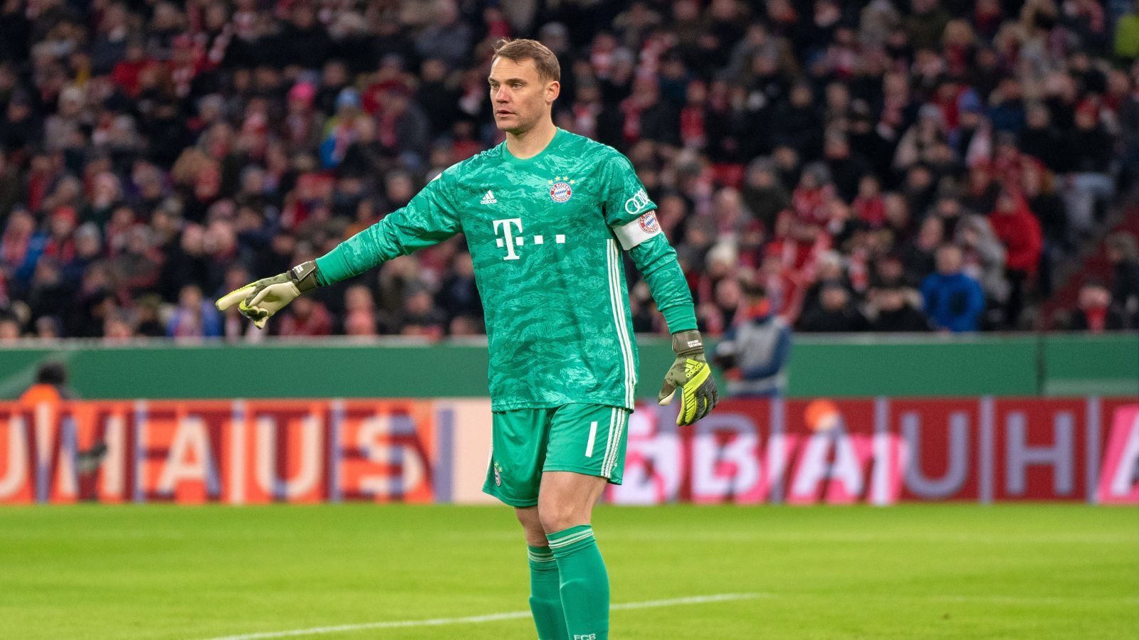 
                <strong>Manuel Neuer</strong><br>
                Muss in der ersten Halbzeit nur am Anfang mal eingreifen, ist bei Boatengs Eigentor ohne Chance. Ansonsten auf dem Posten, wenn er eingreifen muss, wie zum Beispiel in der 71. Minute, als er Zubers Volleyschuss übers Tor lenkt. ran-Note: 3
              