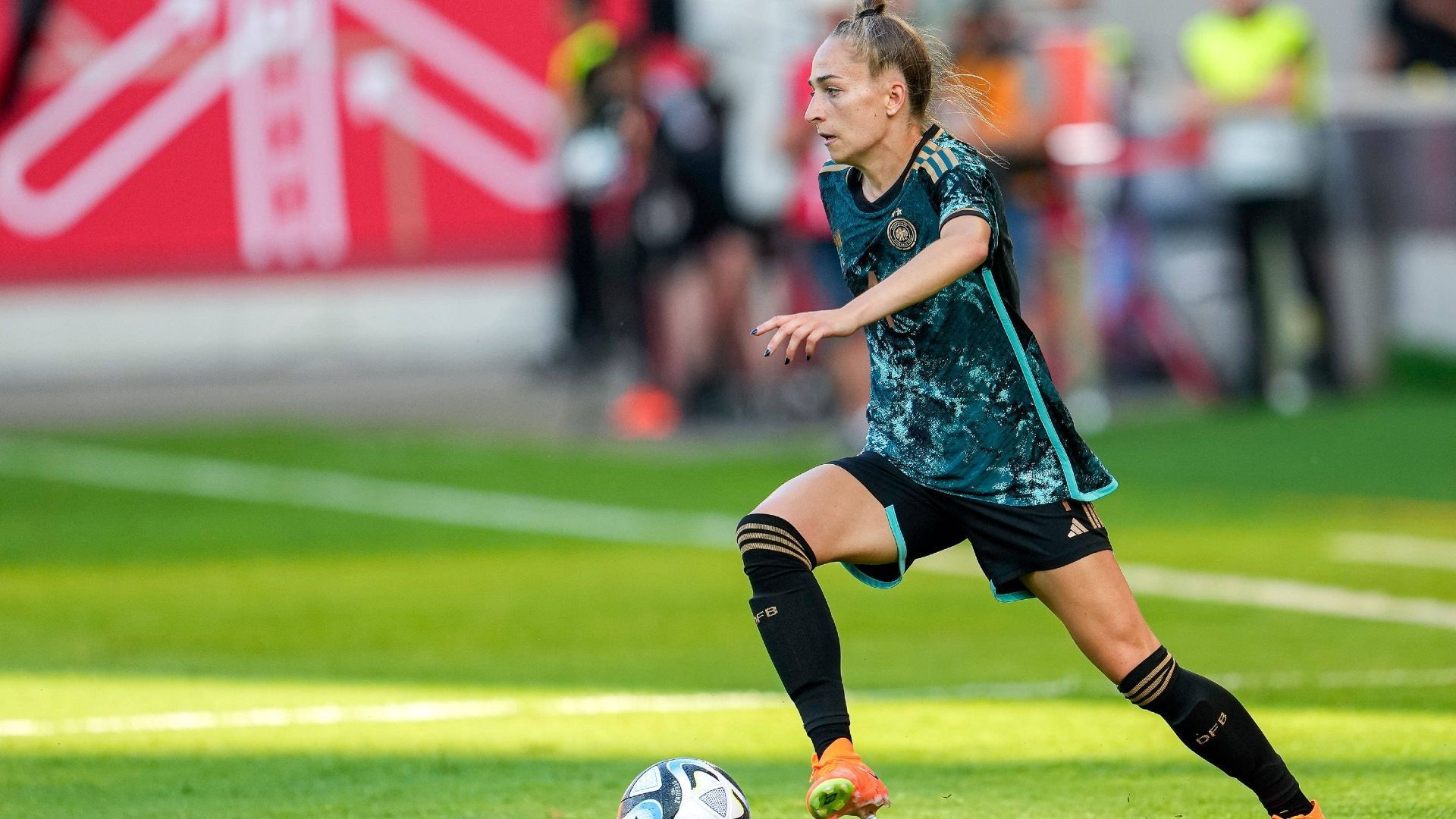 
                <strong>Sophia Kleinherne</strong><br>
                &#x2022; <strong>Position: </strong>Abwehr<br>&#x2022; <strong>Verein: </strong>Eintracht Frankfurt<br>&#x2022; <strong>Trikotnummer: </strong><br>&#x2022; <strong>Alter: </strong><br>&#x2022; <strong>Länderspiele: </strong><br>&#x2022; <strong>Länderspiel-Tore: </strong><br>
              