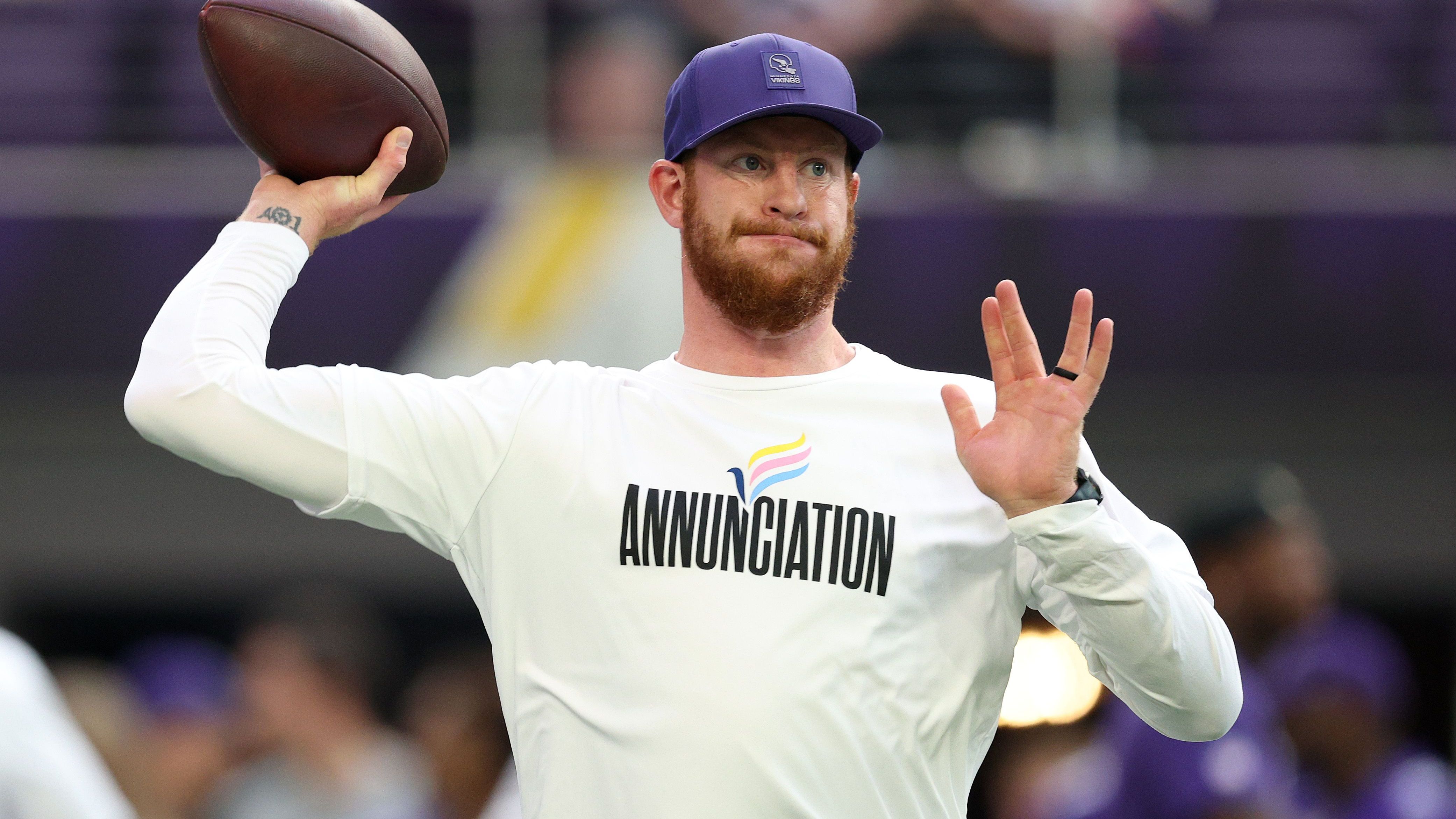 <strong>Minnesota Vikings</strong><br>Für den verletzten J.J. McCarthy übernimmt vorerst der erst im August verpflichtete Carson Wentz, wie Head Coach Kevin O'Connell verkündete.<br>• Starter: Carson Wentz (im Bild)<br>• Backup: Max Brosmer (Rookie)<br>• Verletzt: J.J. McCarthy