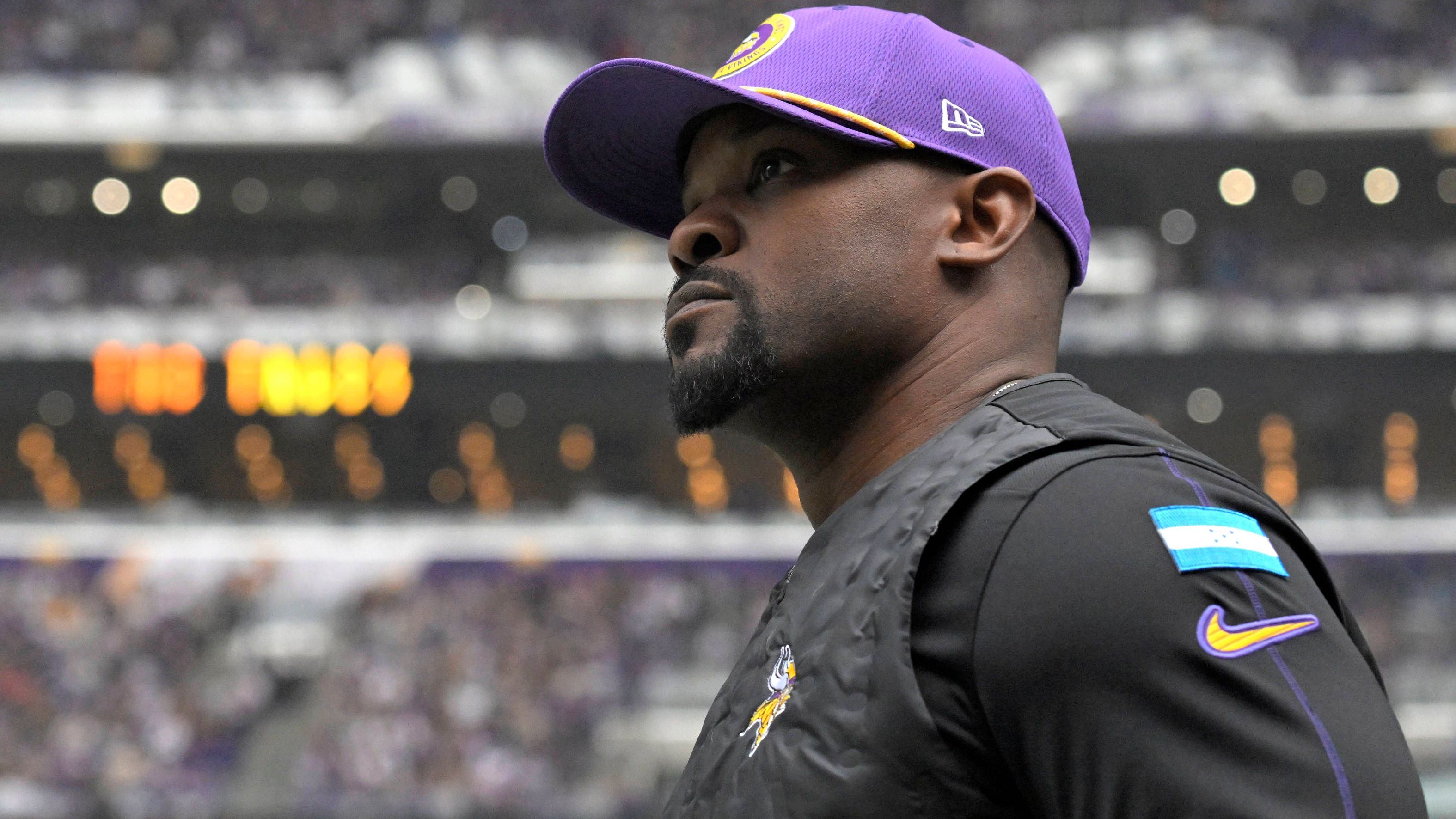 <strong>Brian Flores</strong><br>Einer der gefragtesten Namen aktuell ist Brian Flores. Der Defensive Coordinator der Minnesota Vikings machte in dieser Saison einen richtig guten Job. Als Head Coach hat er bislang zwar nur drei eher wenig erfolgreiche Jahre bei den Miami Dolphins vorzuweisen, allerdings scheint er bereit für eine zweite Chance in leitender Funktion ...